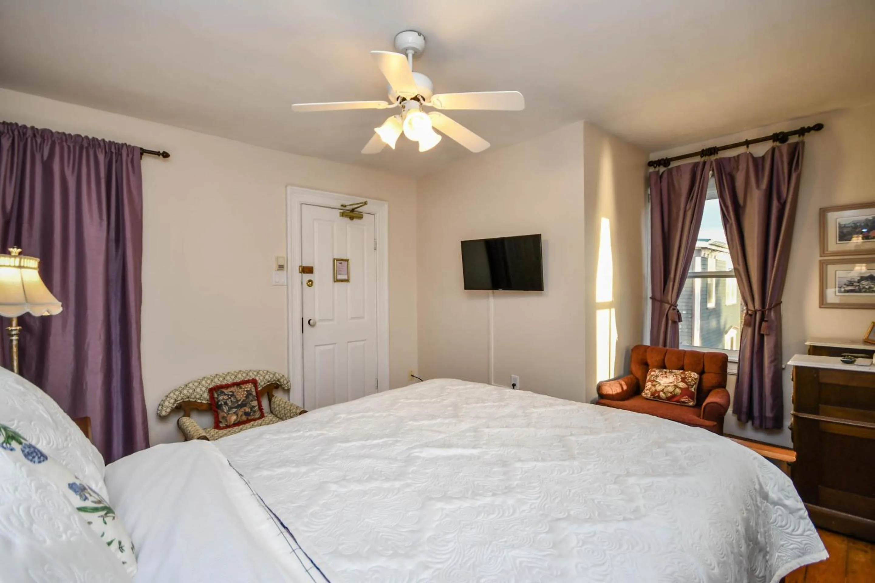 Bedroom, Bed in Surfside Inn