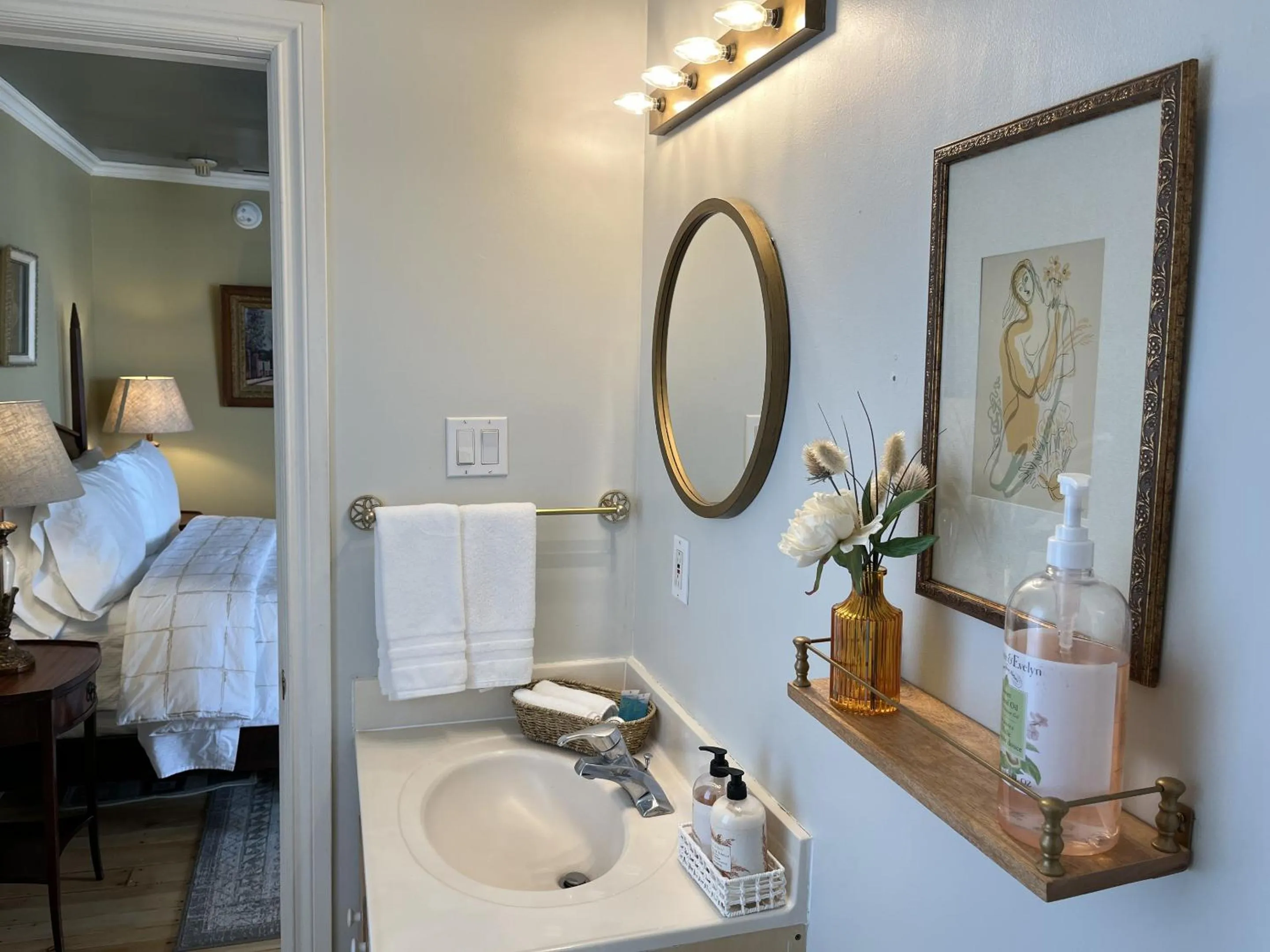 Bathroom, Bed in Surfside Inn