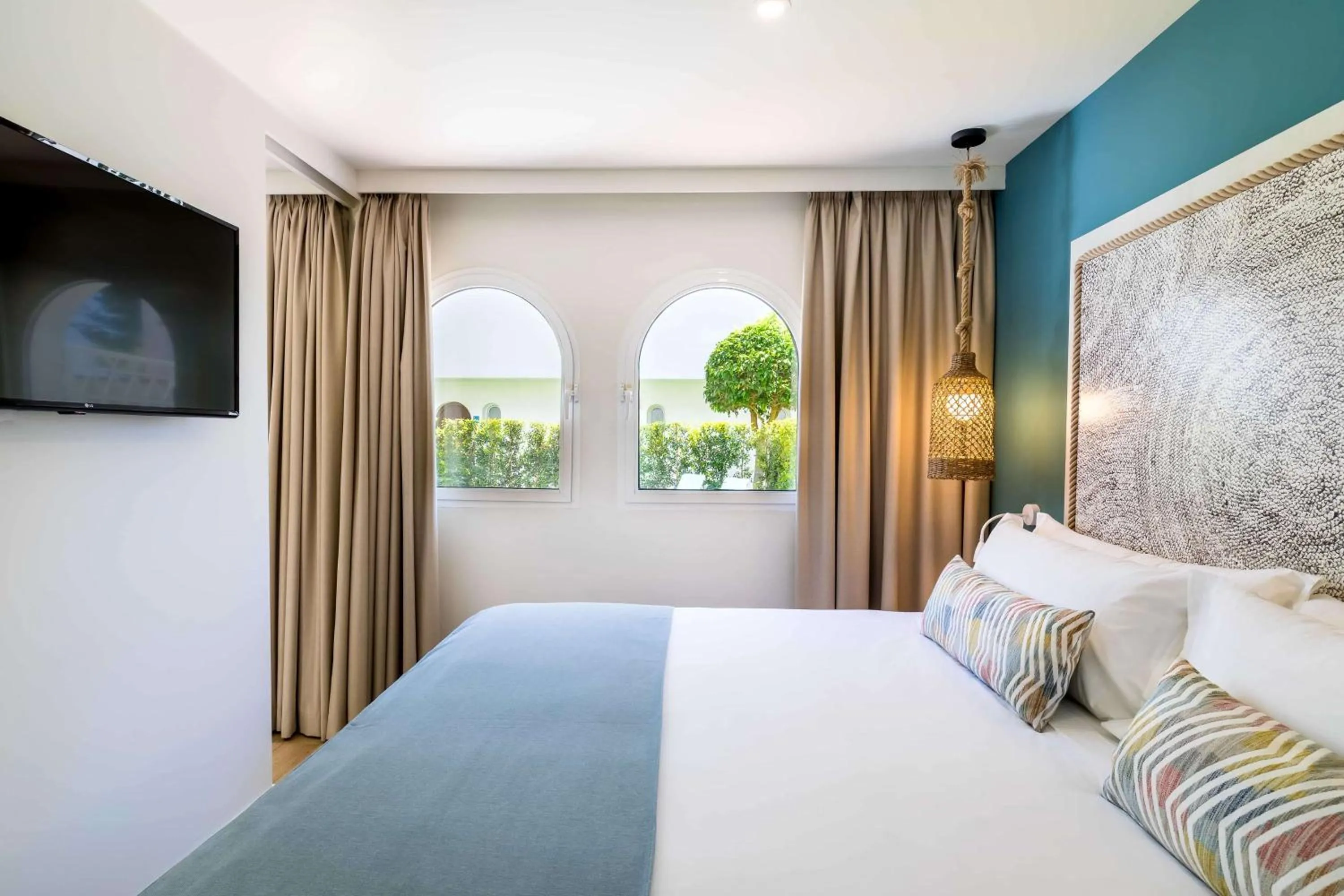 Bedroom, Bed in Occidental Torremolinos Playa