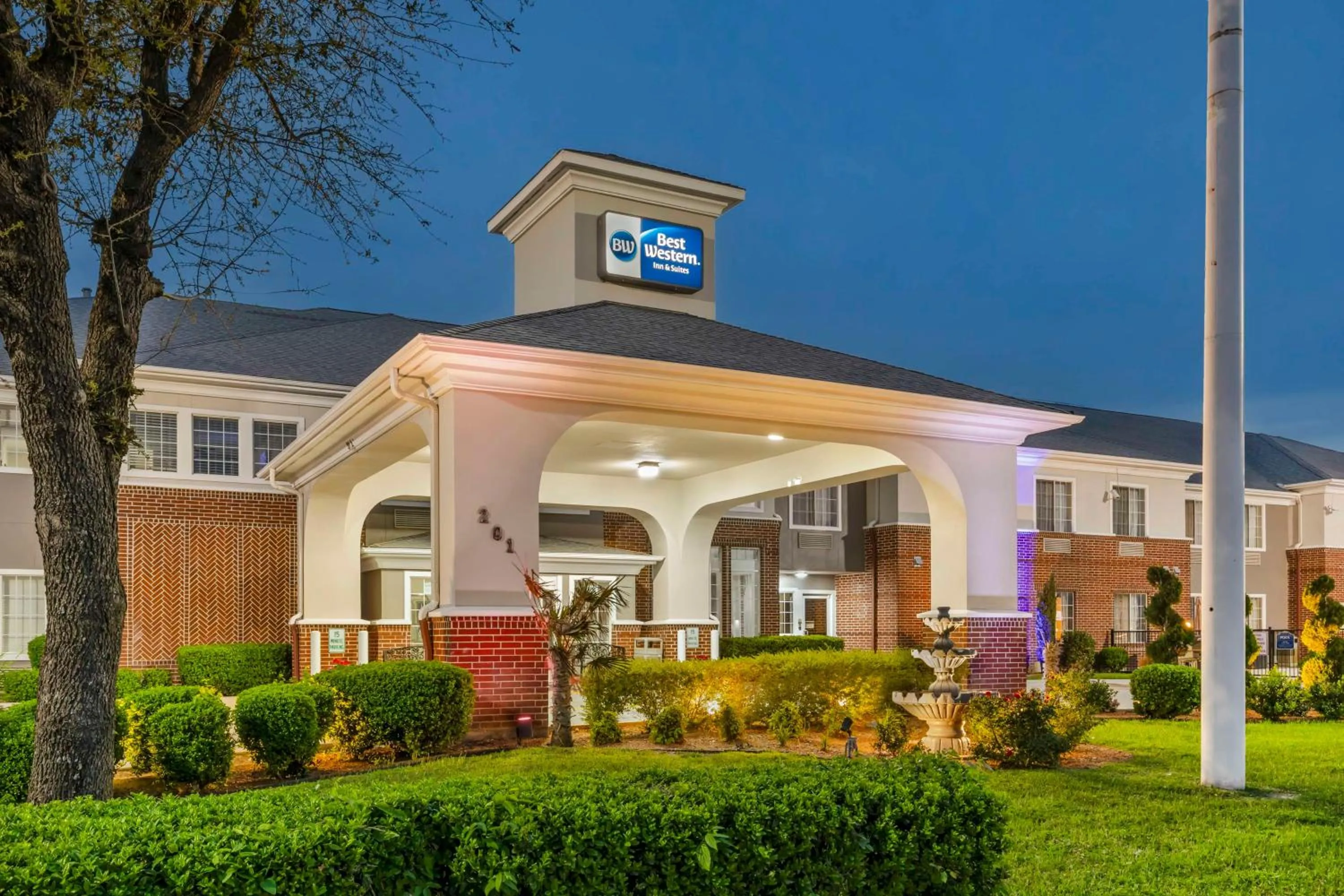 Property building in Best Western Fort Worth Inn & Suites