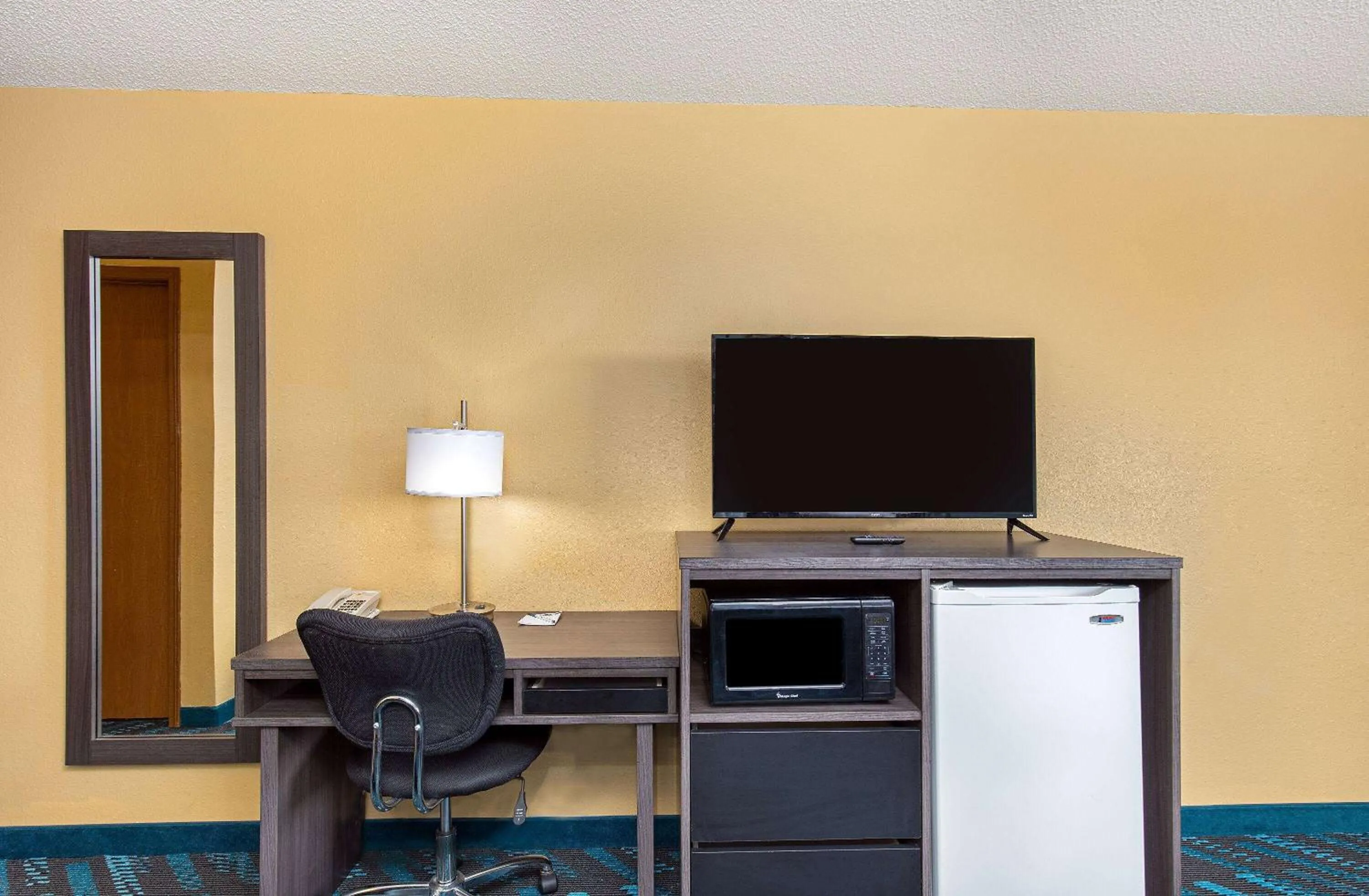 Photo of the whole room in Super 8 by Wyndham Somerset