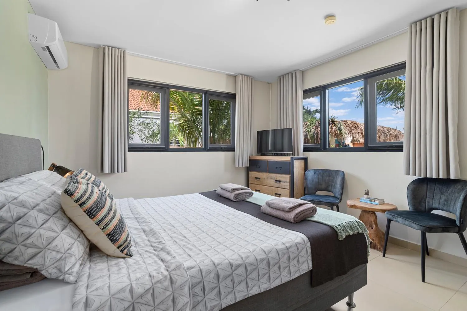 TV and multimedia, Bed in Oasis guesthouse, Boutique Style Hotel