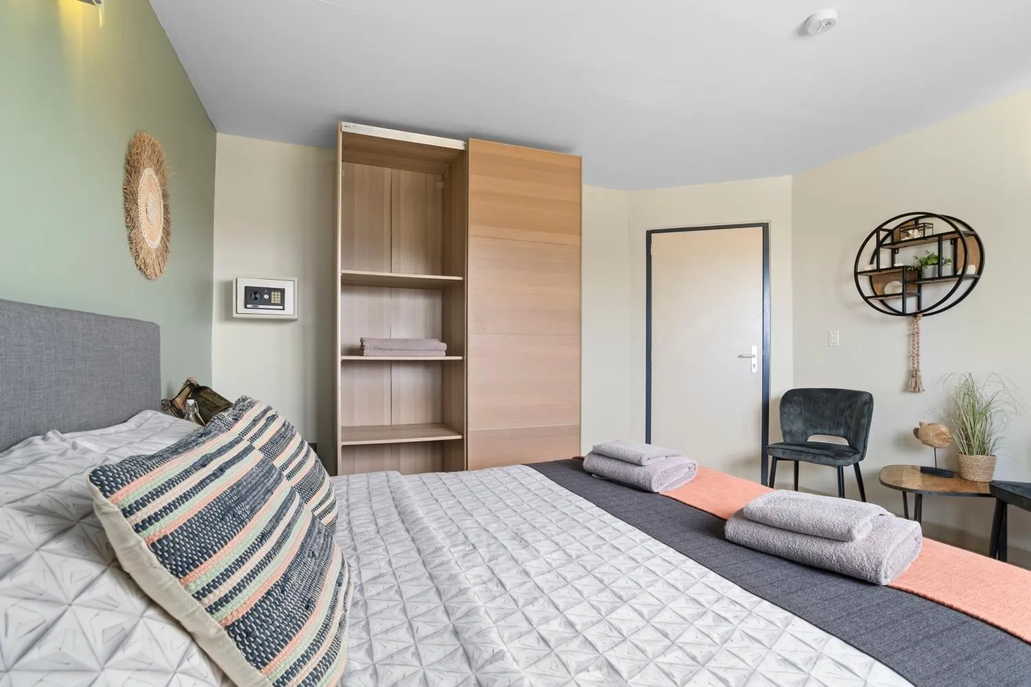 locker, Bed in Oasis guesthouse, Boutique Style Hotel
