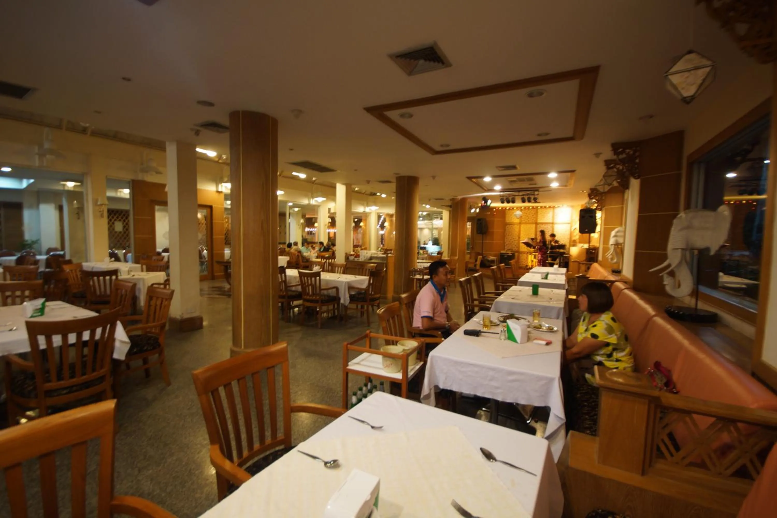 Restaurant/places to eat in Dhevaraj Hotel