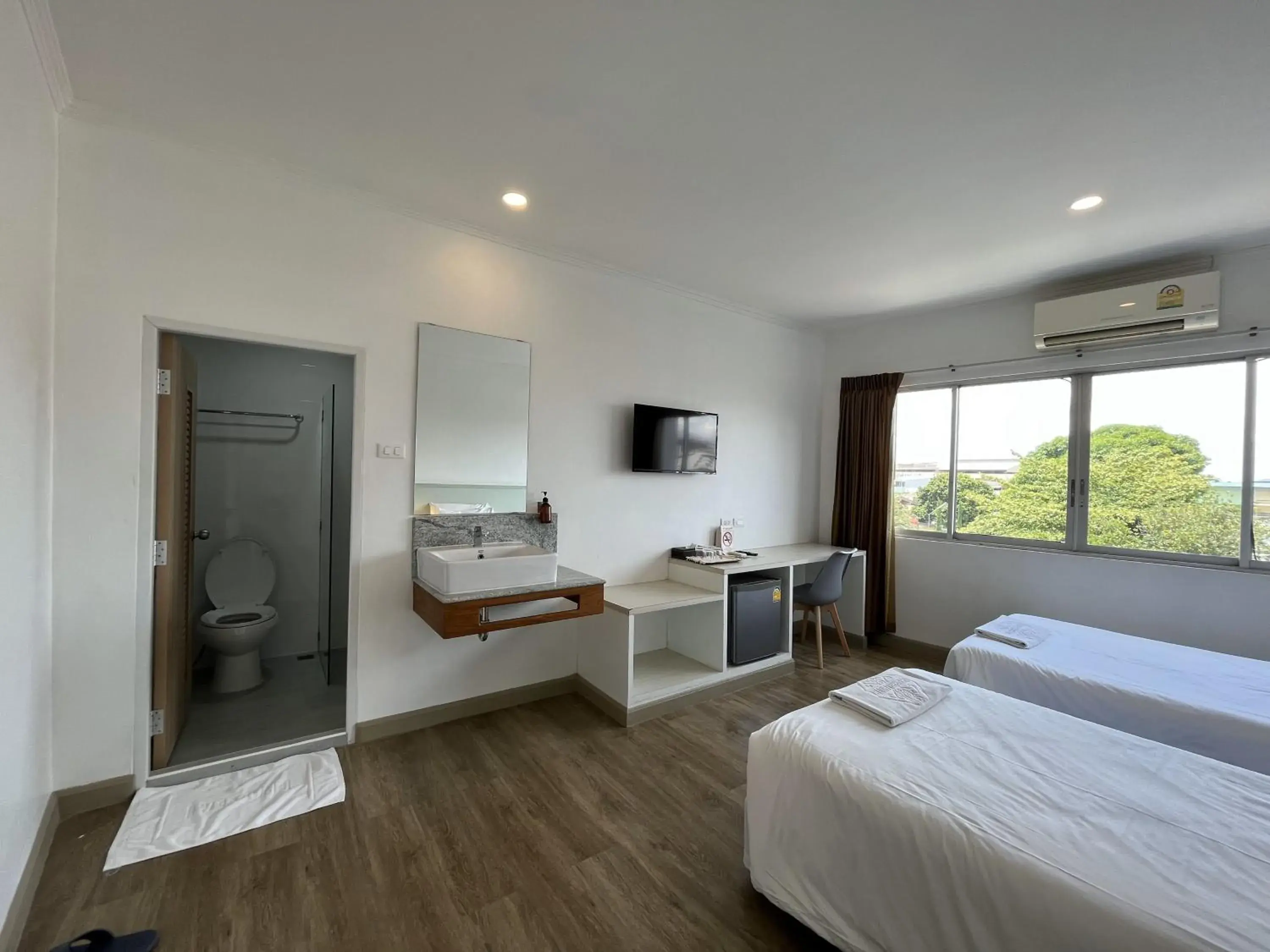 Standard Twin Room in Dhevaraj Hotel Standard Twin Room in Dhevaraj Hotel