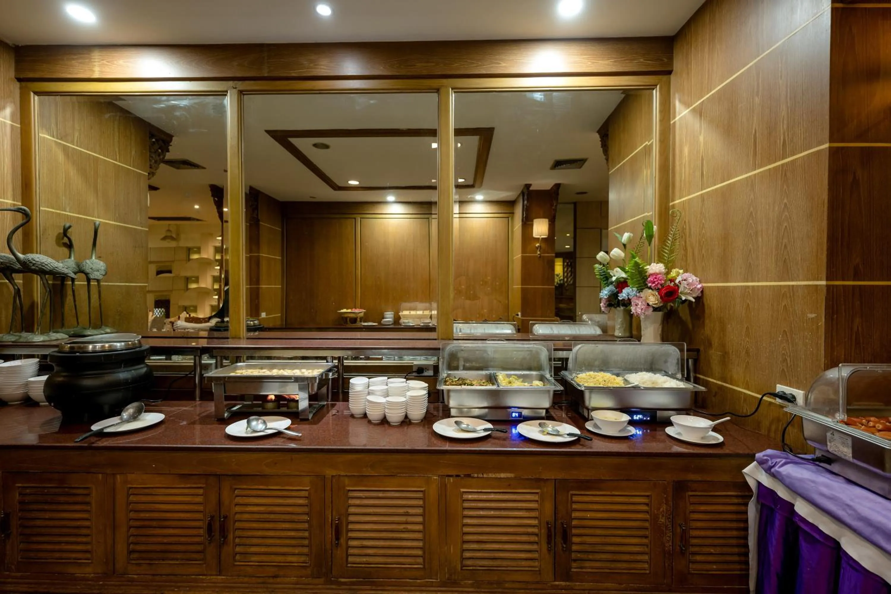 Restaurant/places to eat in Dhevaraj Hotel