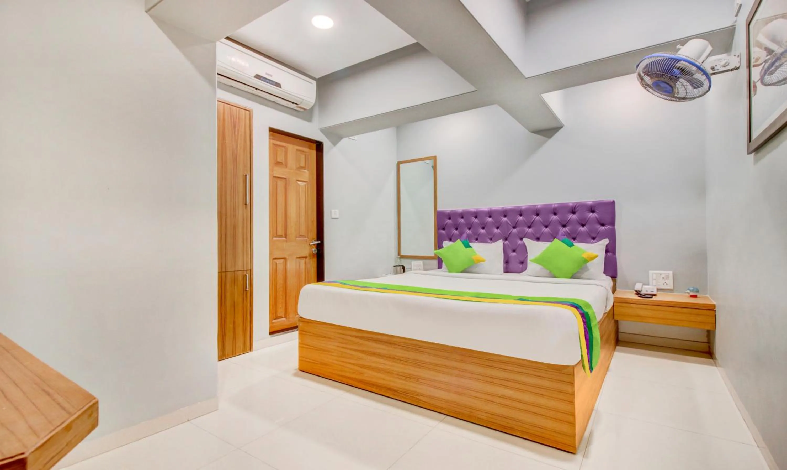 Bedroom, Bed in Treebo Cruz Royale Santacruz West