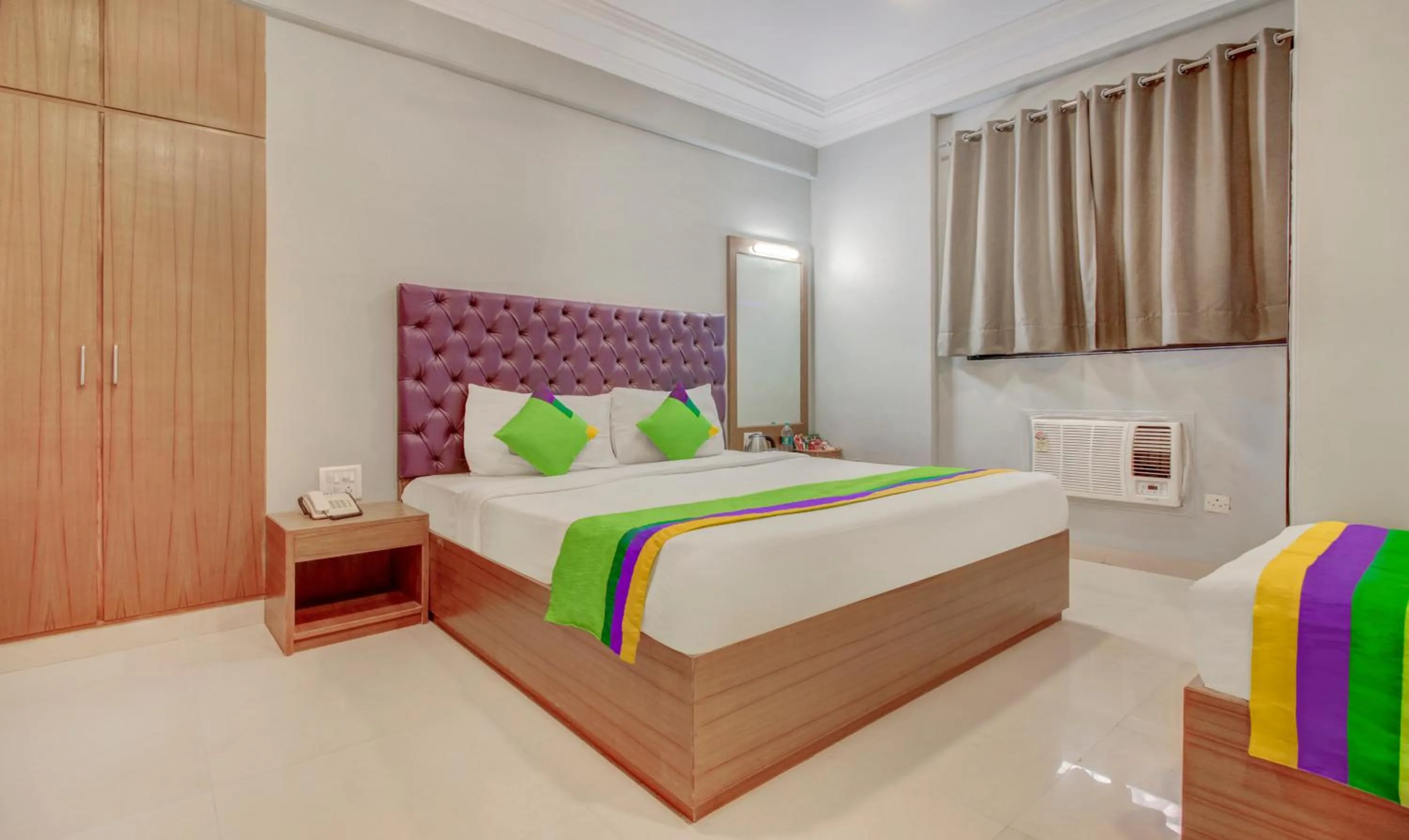 Photo of the whole room, Bed in Treebo Cruz Royale Santacruz West