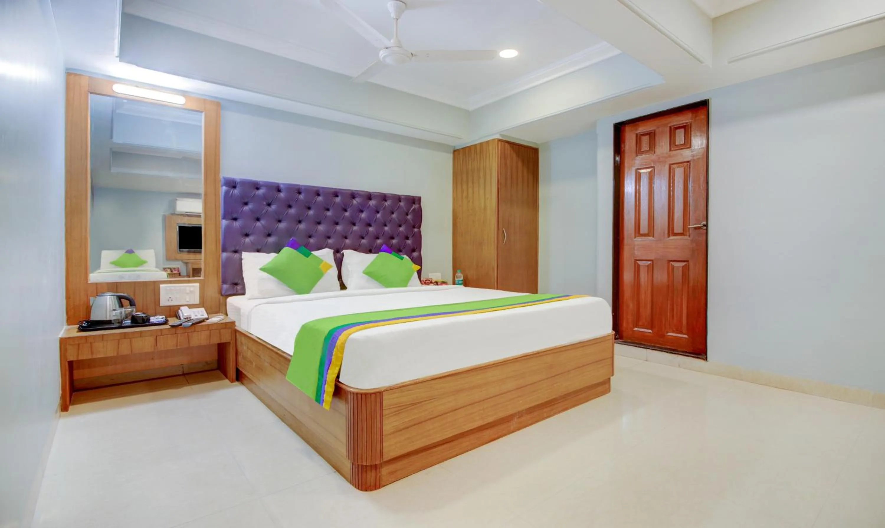 Photo of the whole room, Bed in Treebo Cruz Royale Santacruz West