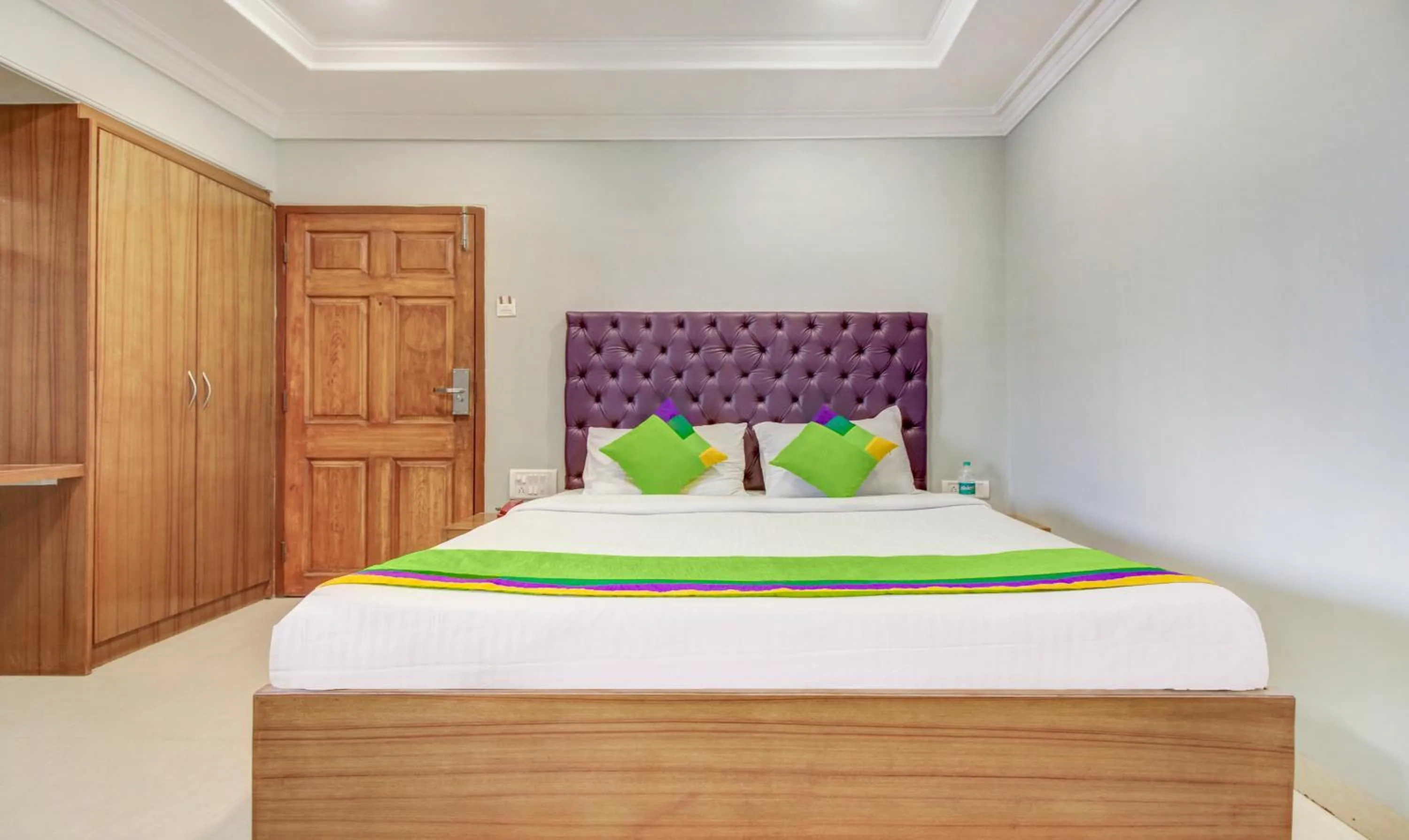 Bedroom, Bed in Treebo Cruz Royale Santacruz West