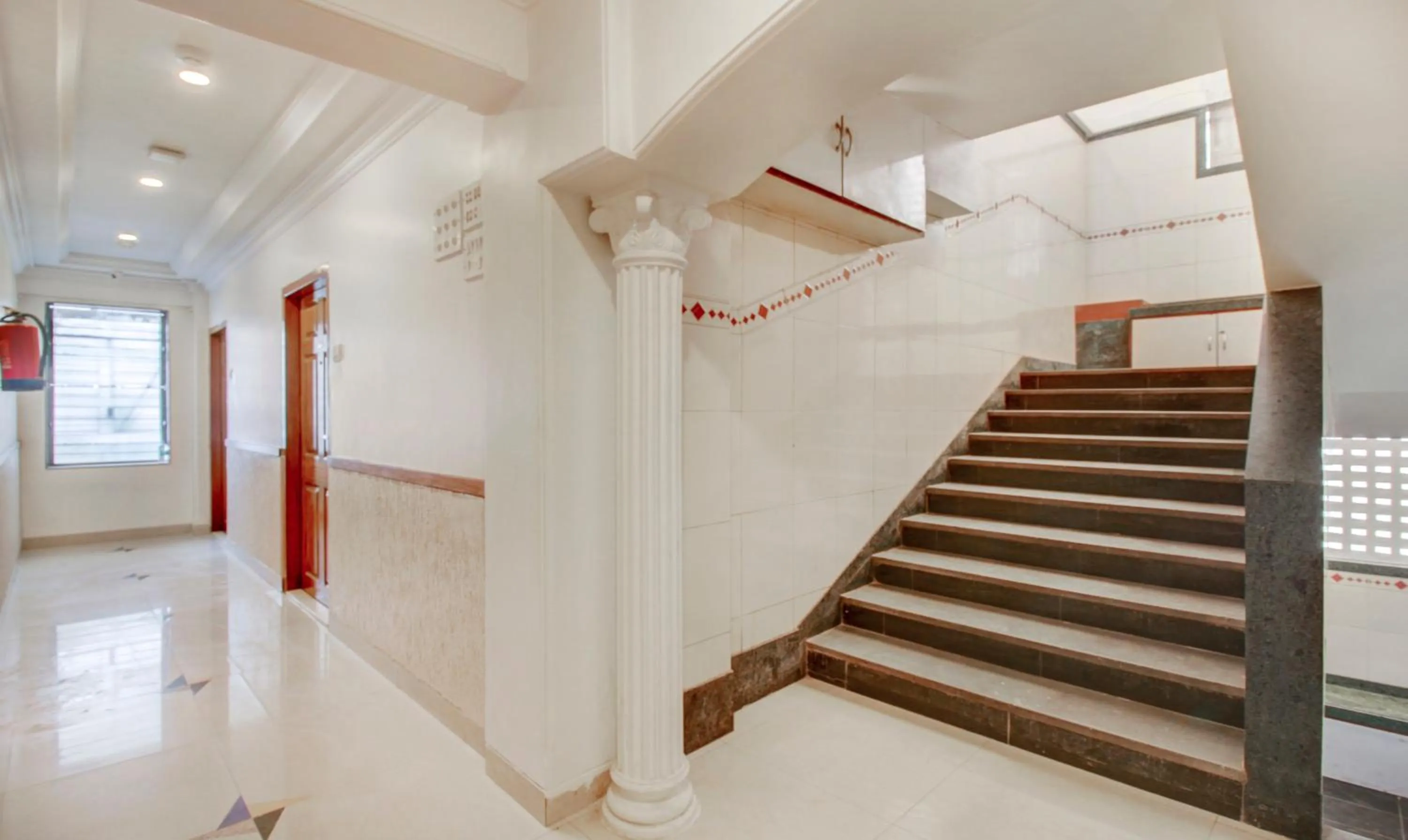 Lobby or reception in Treebo Cruz Royale Santacruz West