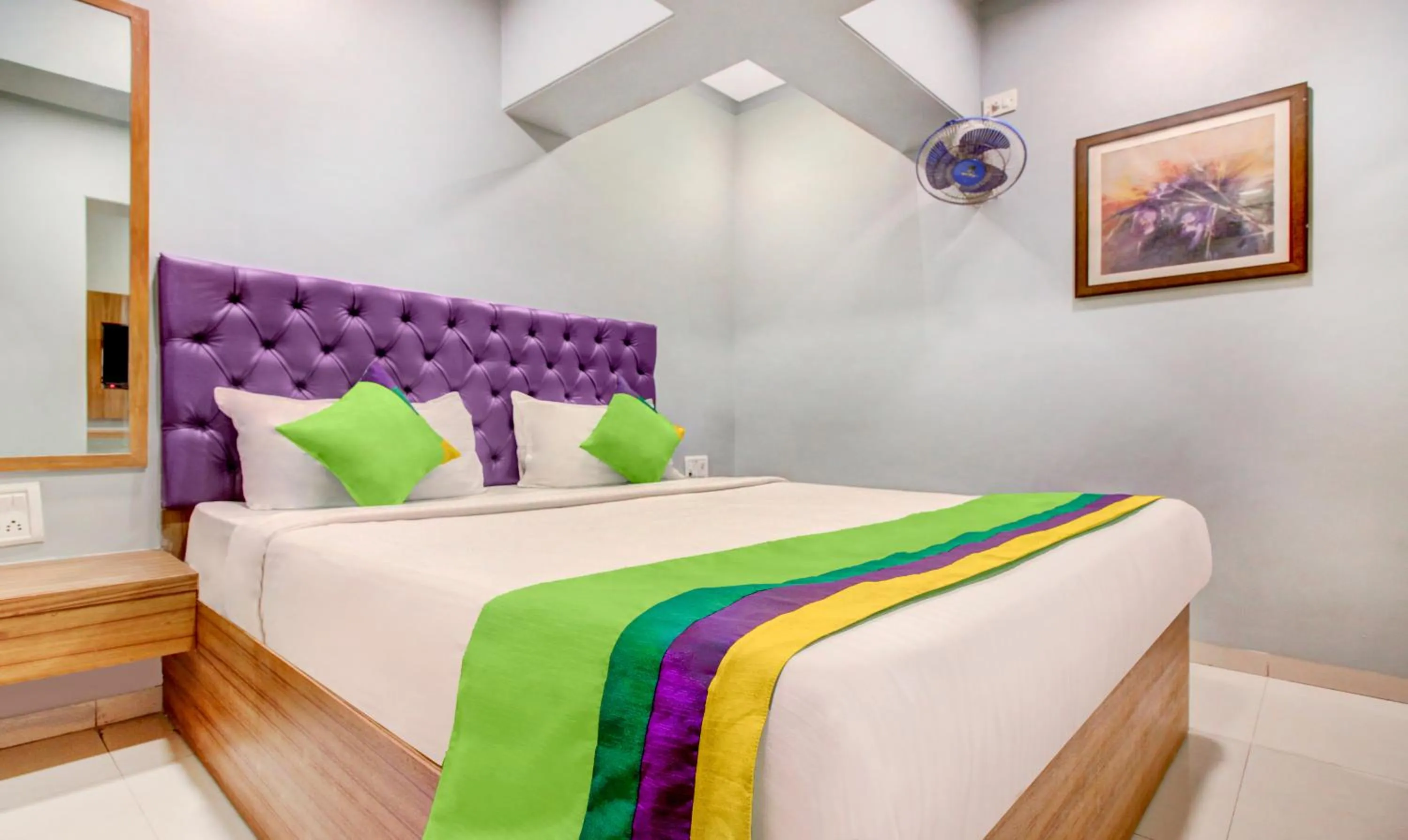 Bedroom, Bed in Treebo Cruz Royale Santacruz West