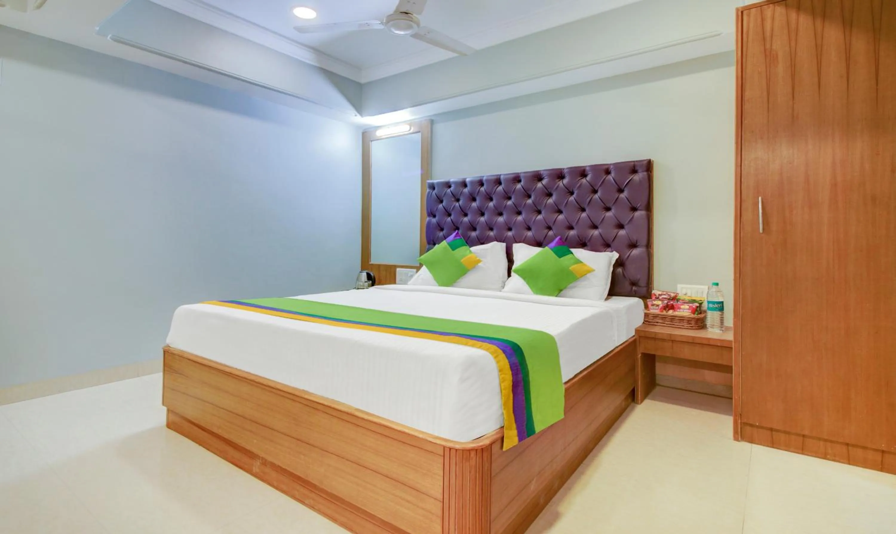 Photo of the whole room, Bed in Treebo Cruz Royale Santacruz West