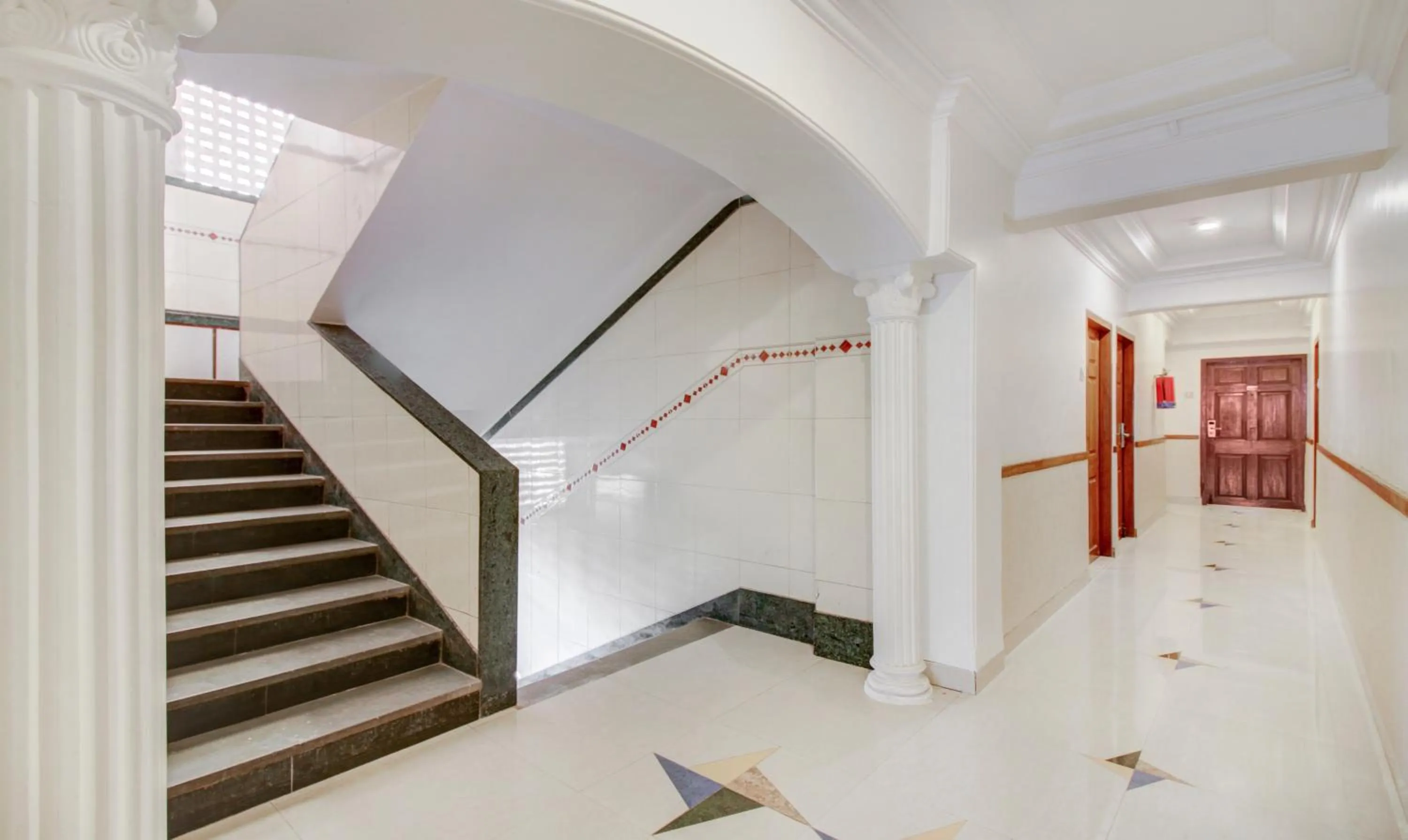 Lobby or reception in Treebo Cruz Royale Santacruz West