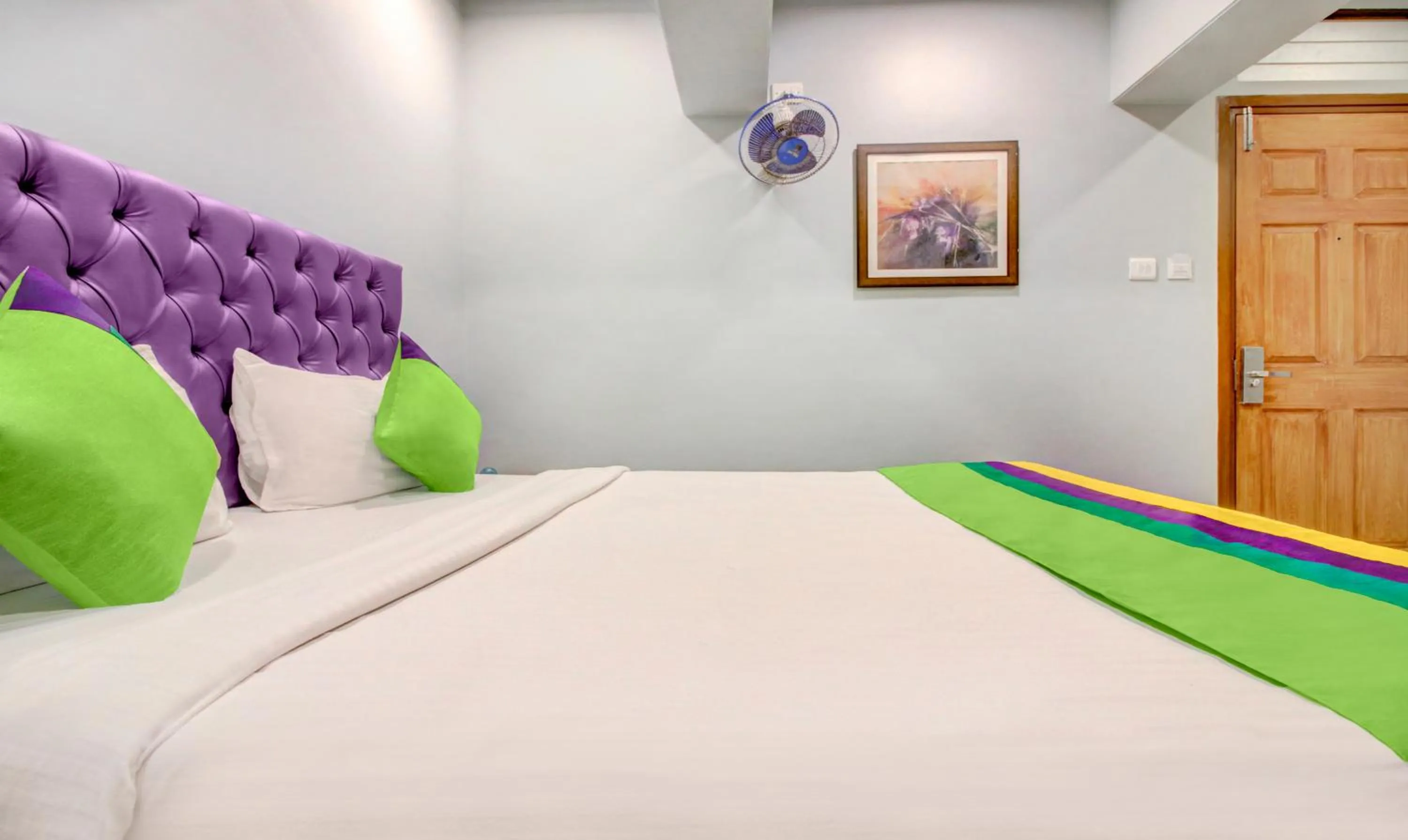 Bedroom, Bed in Treebo Cruz Royale Santacruz West