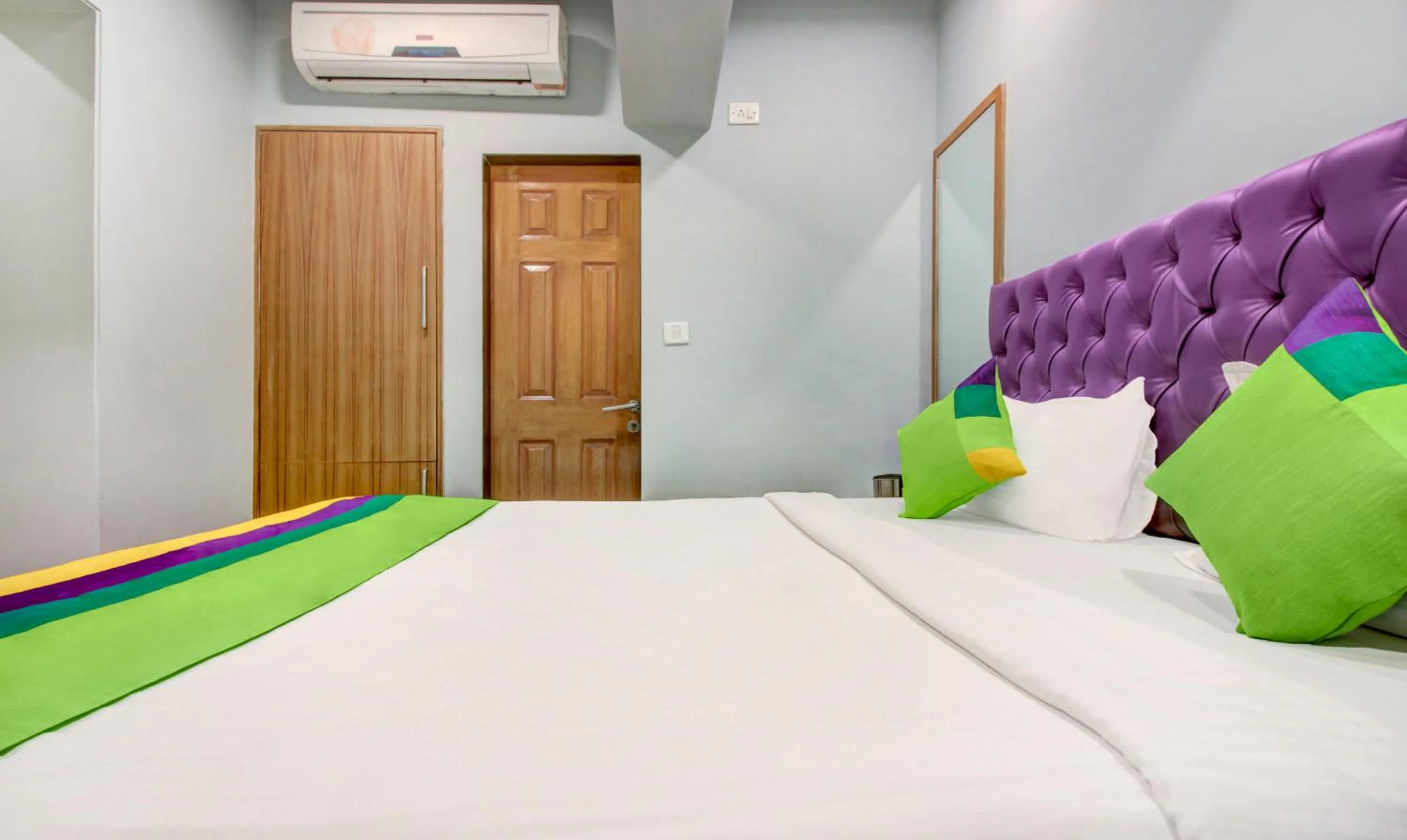 Bedroom, Bed in Treebo Cruz Royale Santacruz West