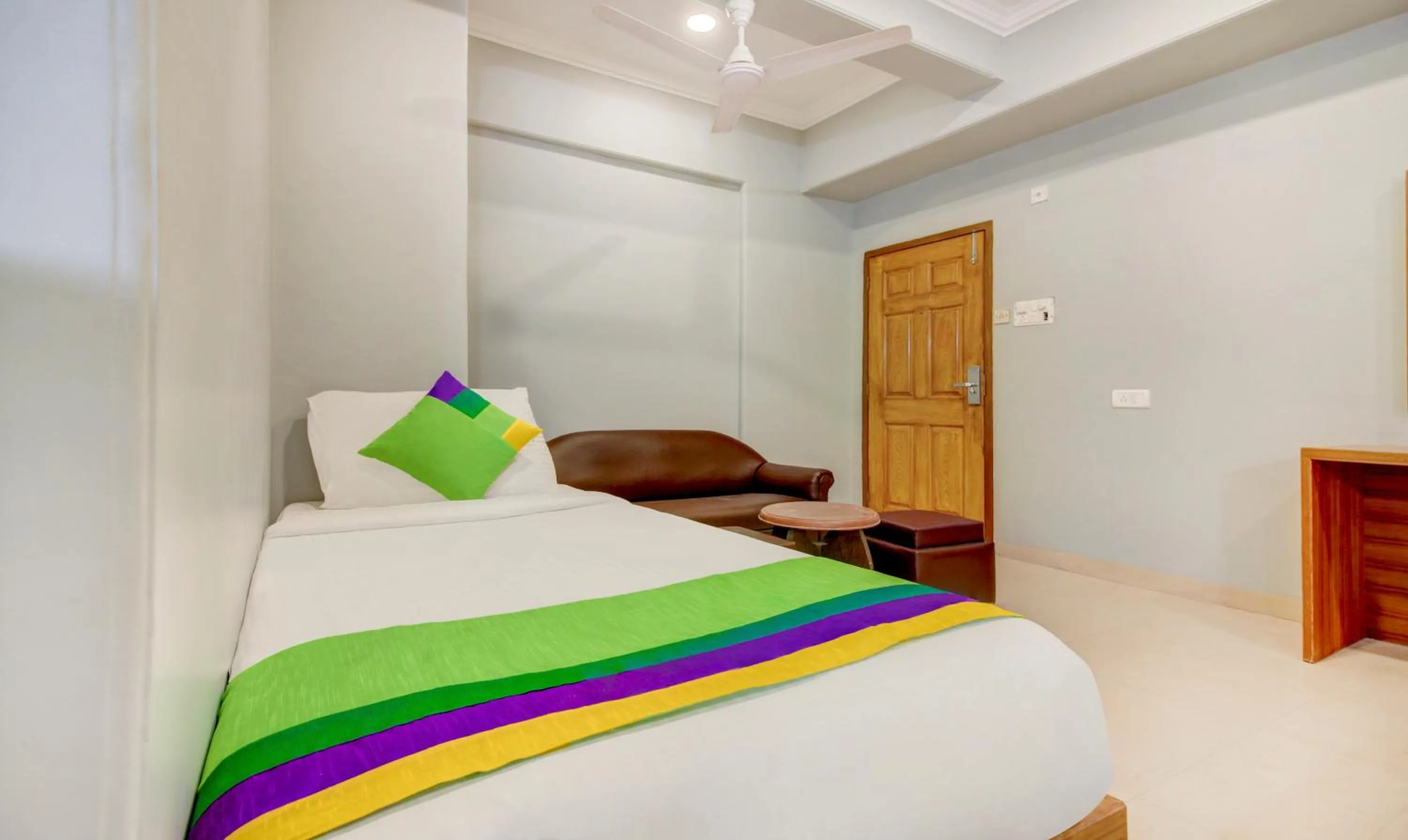 Bedroom, Bed in Treebo Cruz Royale Santacruz West