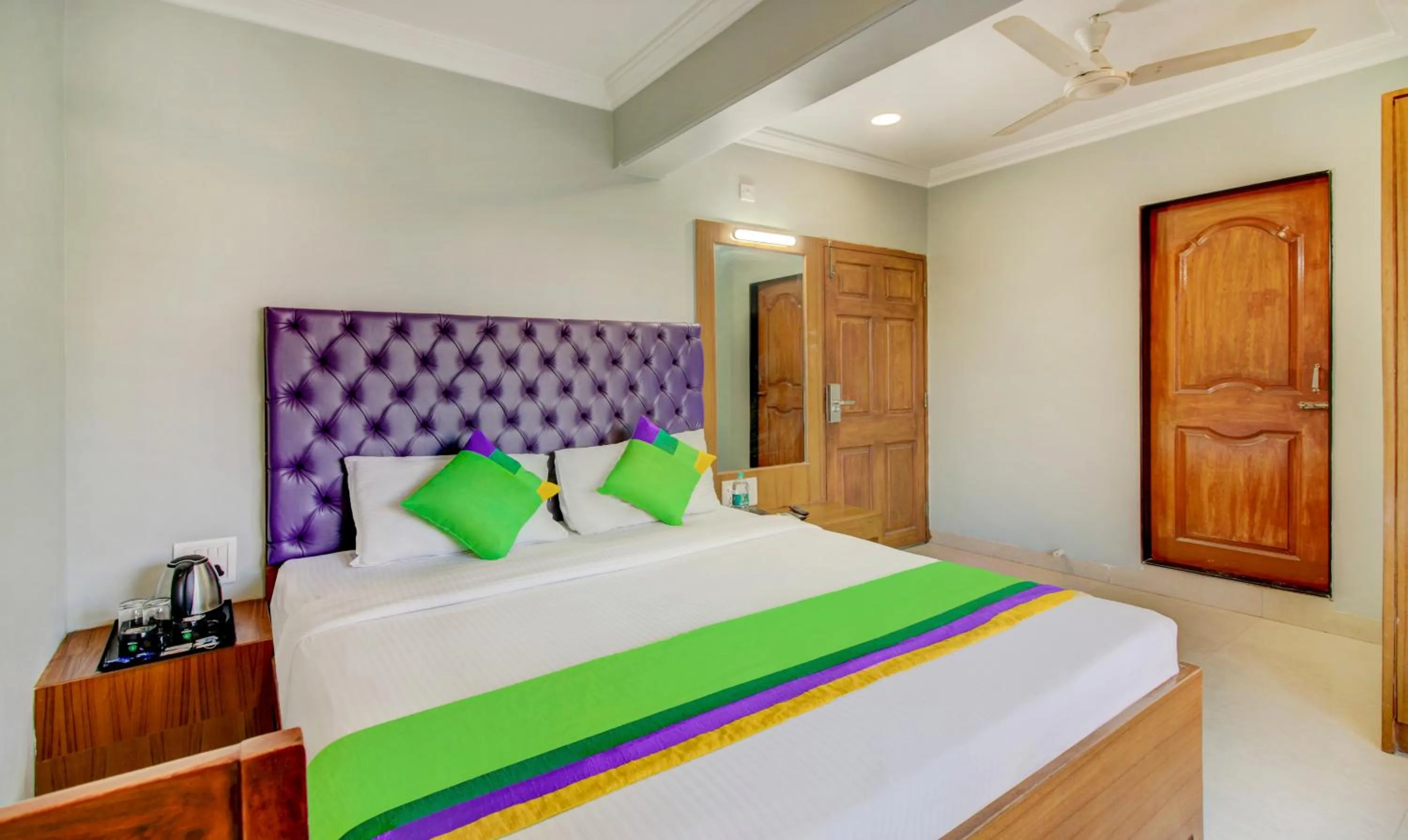 Bedroom, Bed in Treebo Cruz Royale Santacruz West