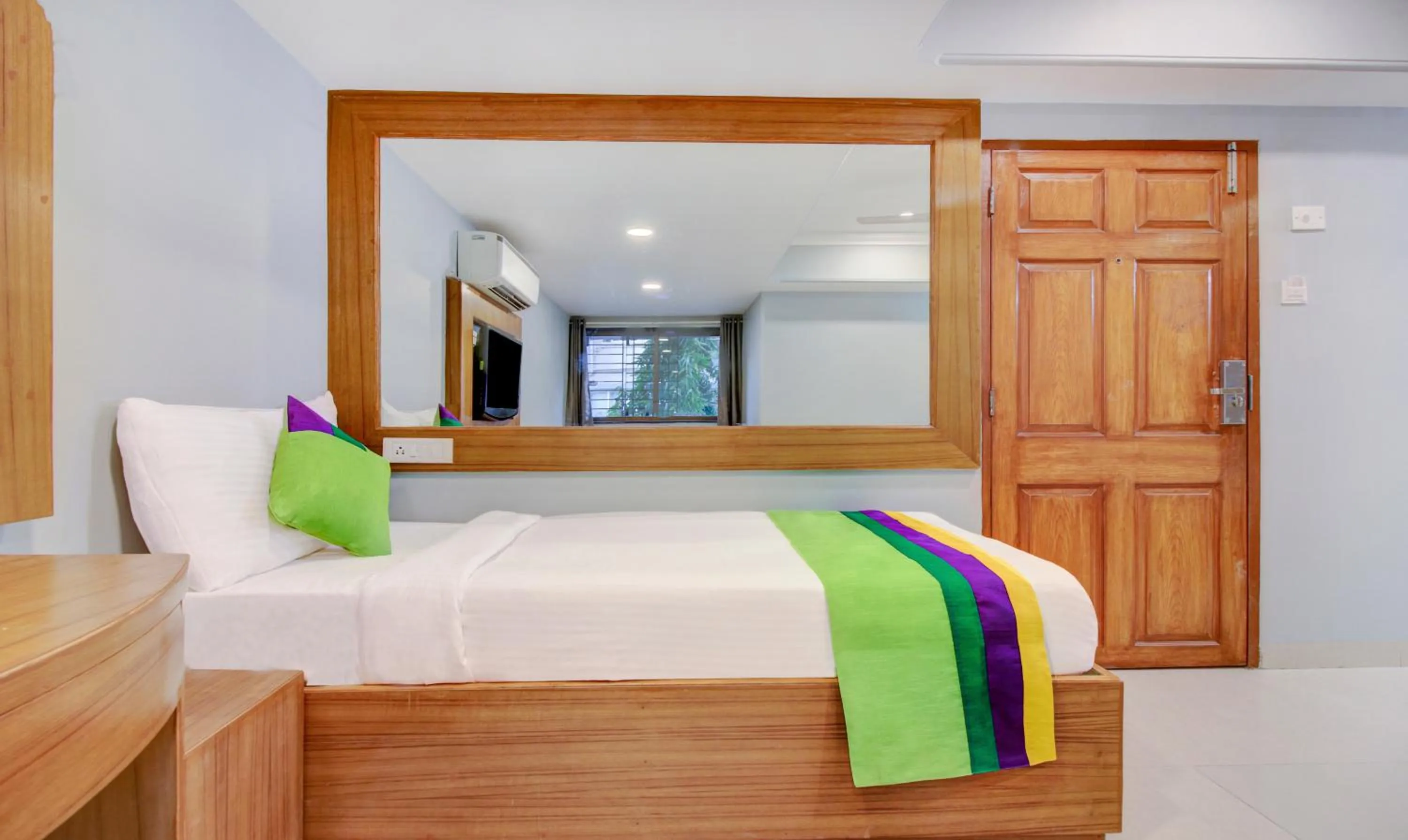 Bedroom, Bed in Treebo Cruz Royale Santacruz West