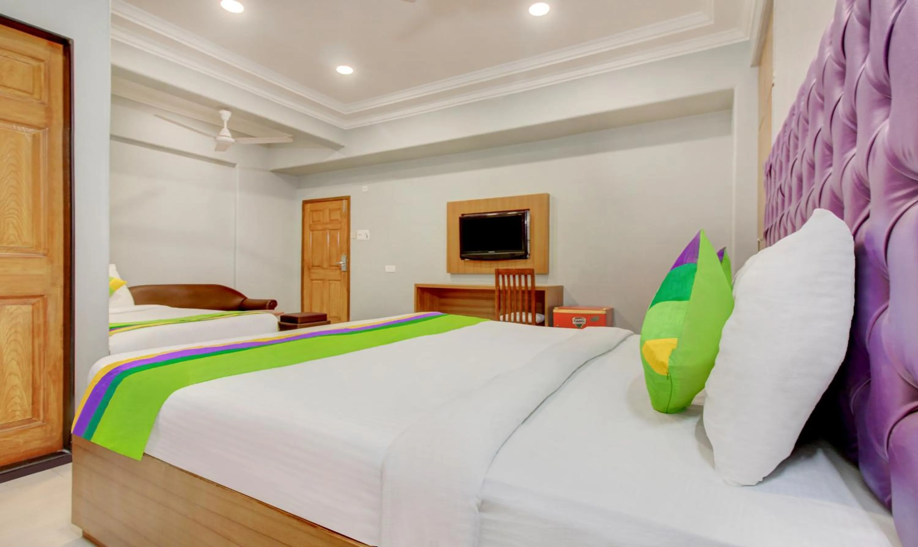 Bedroom, Bed in Treebo Cruz Royale Santacruz West