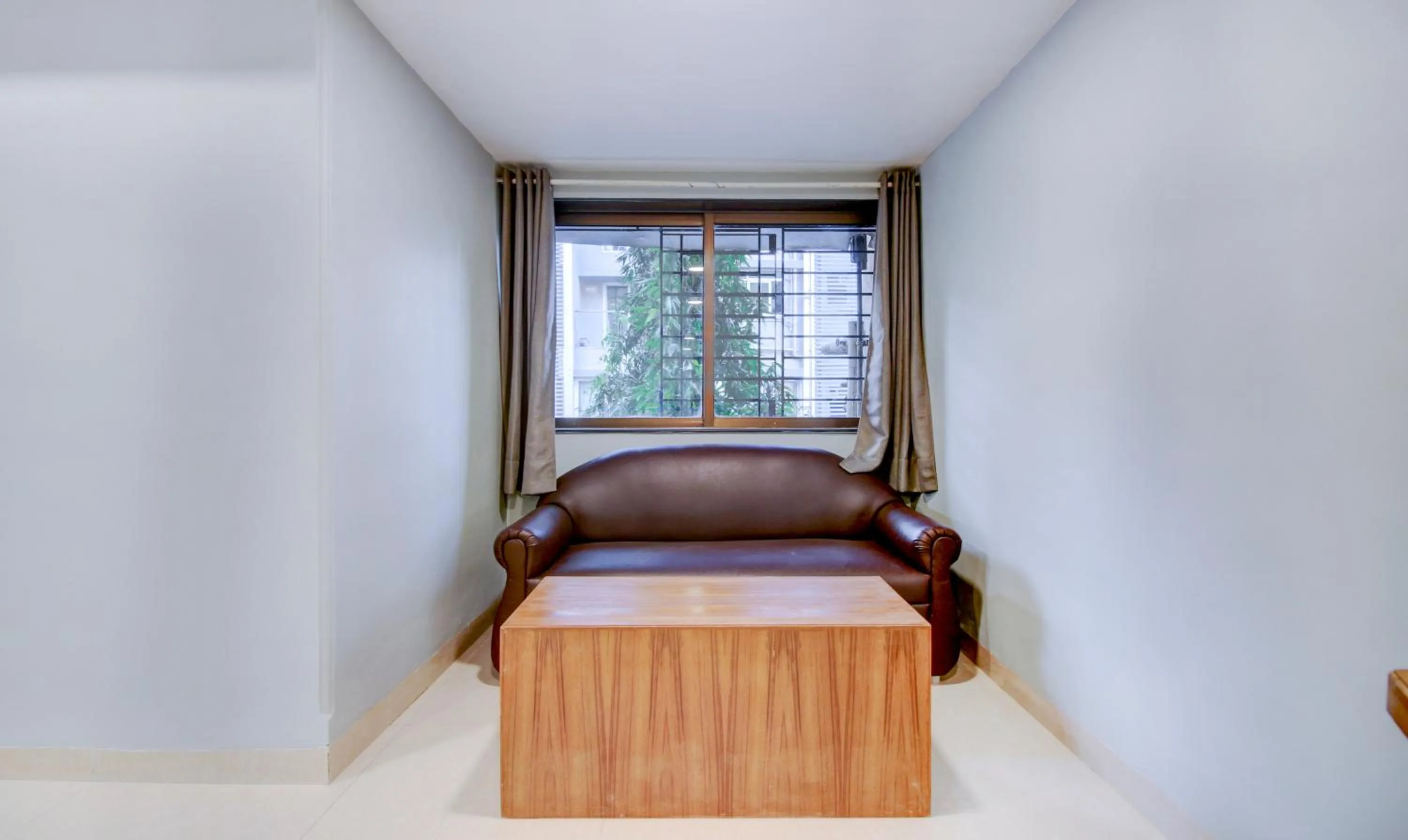 Seating area, Bed in Treebo Cruz Royale Santacruz West