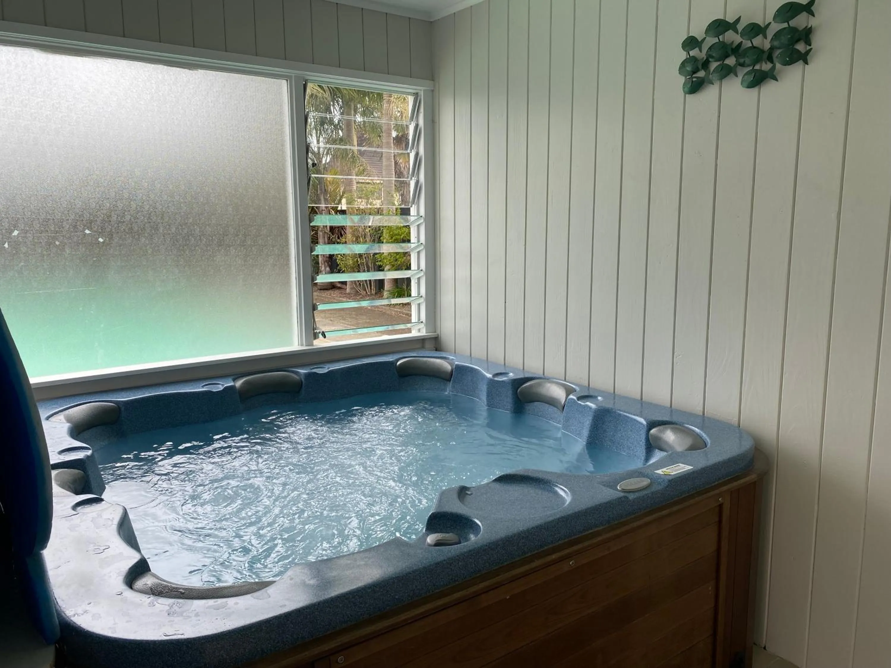 Hot Tub in Wayfarer Motel