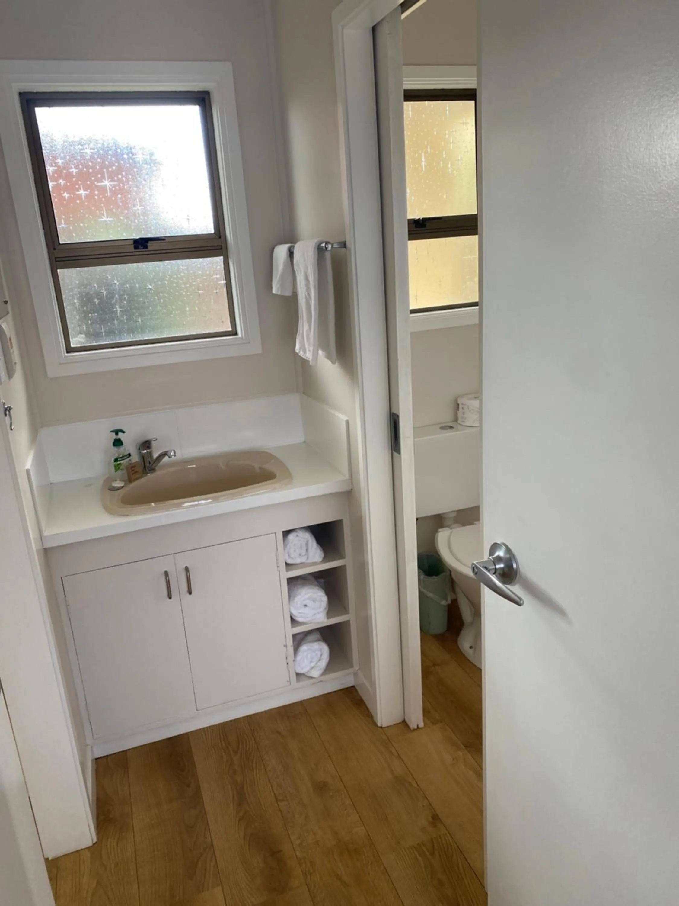 Bathroom in Wayfarer Motel