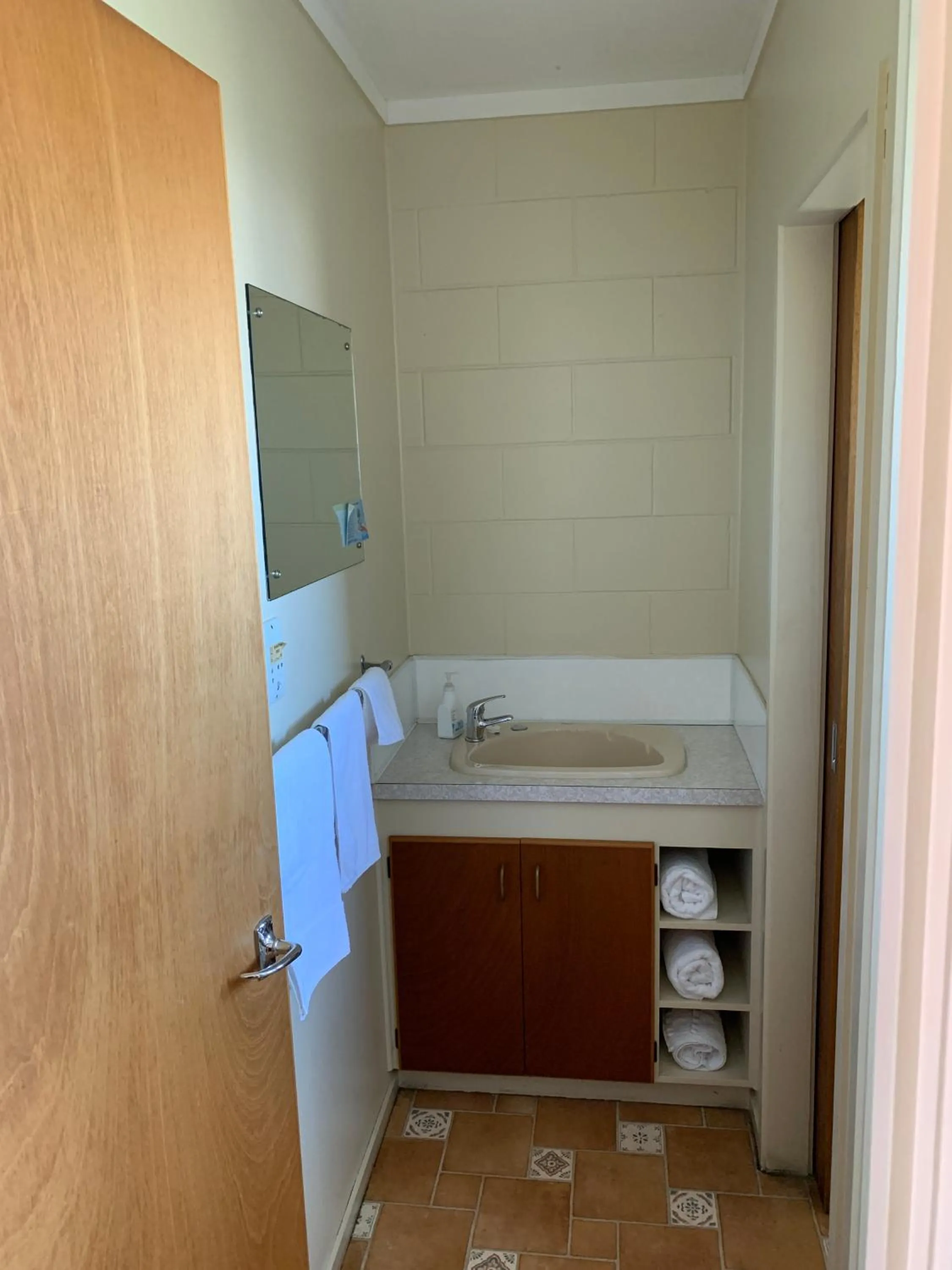 Bathroom in Wayfarer Motel