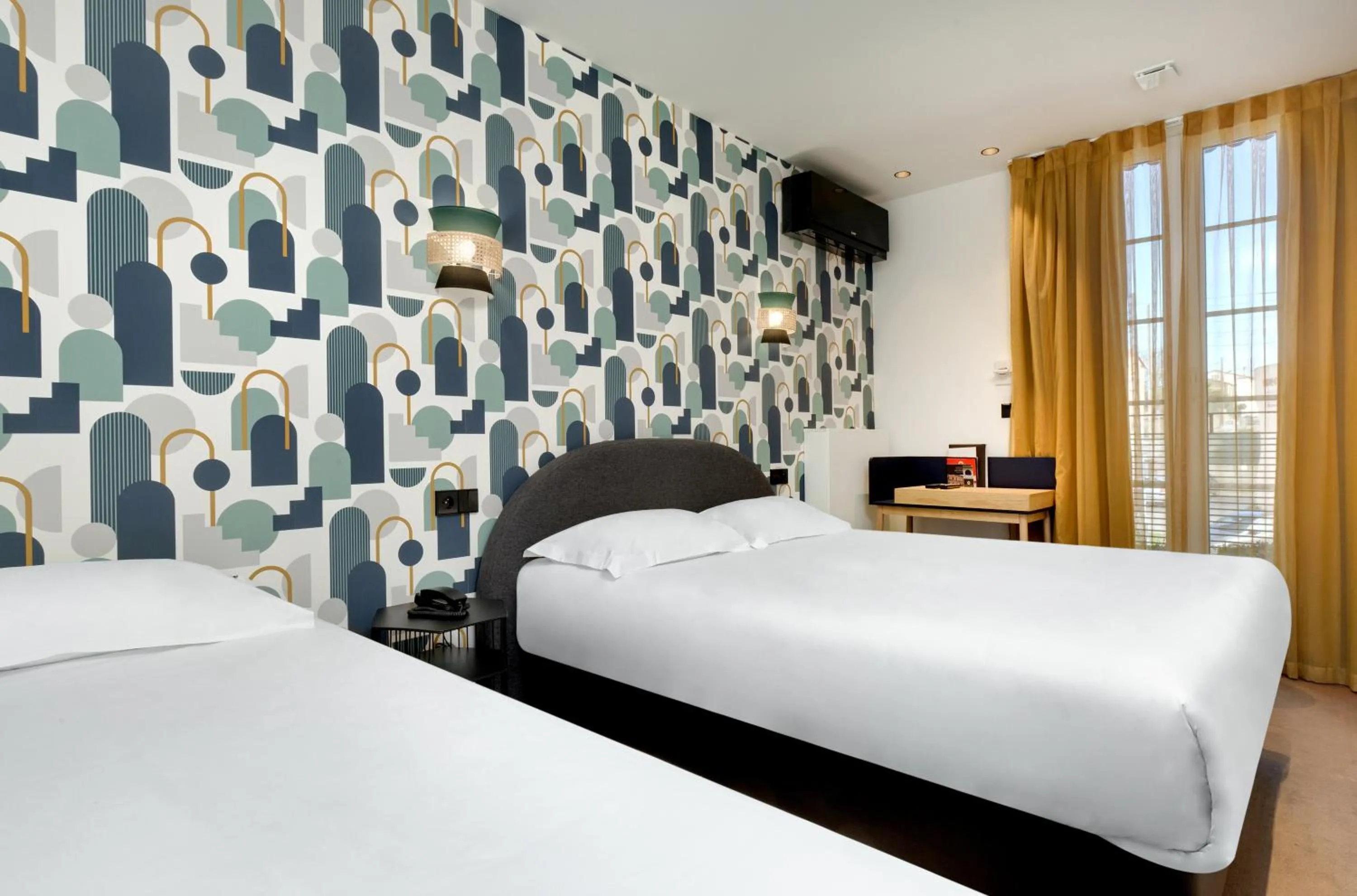 Photo of the whole room, Bed in Hôtel De L'octroi