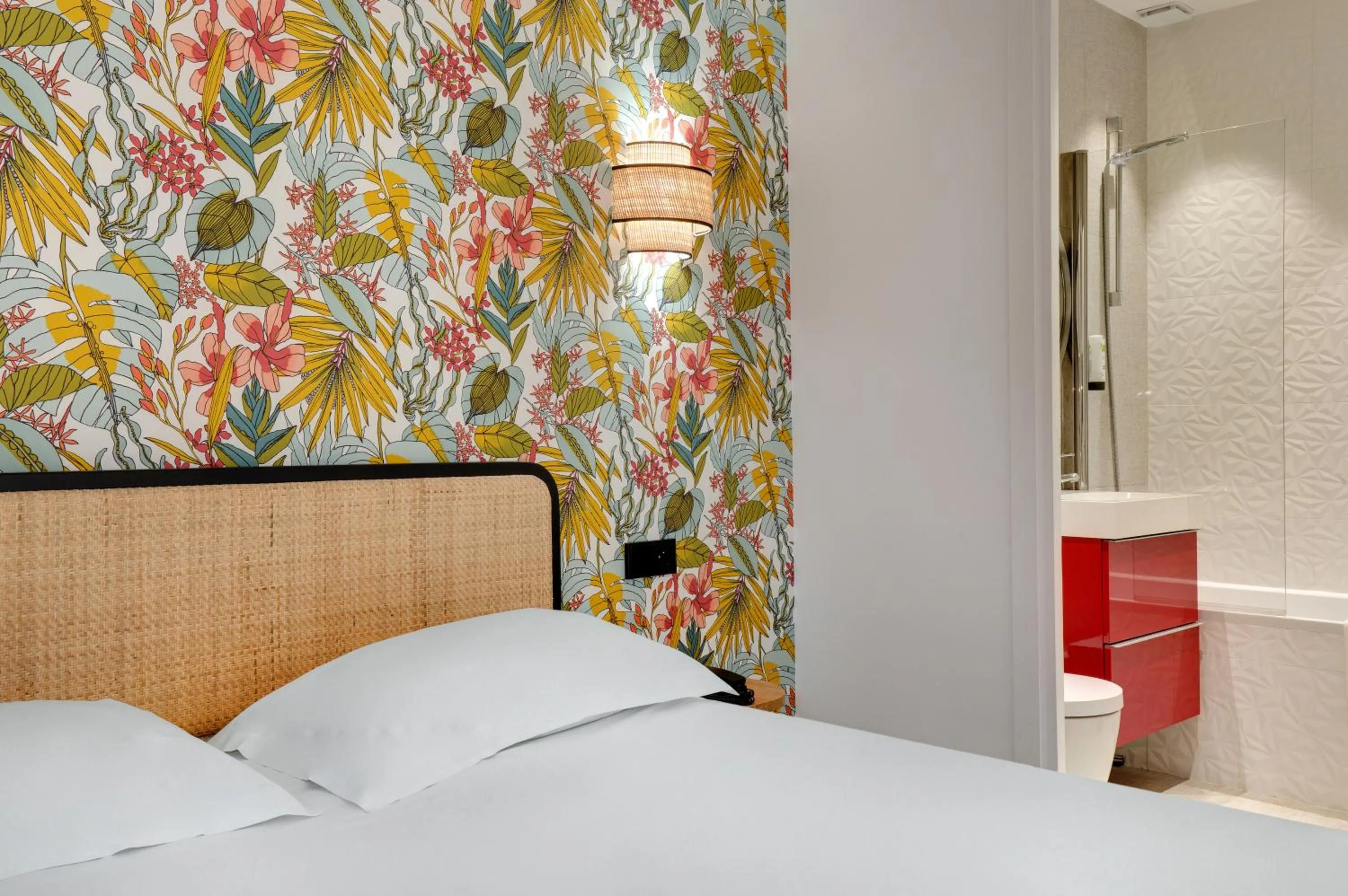 Bathroom, Bed in Hôtel De L'octroi