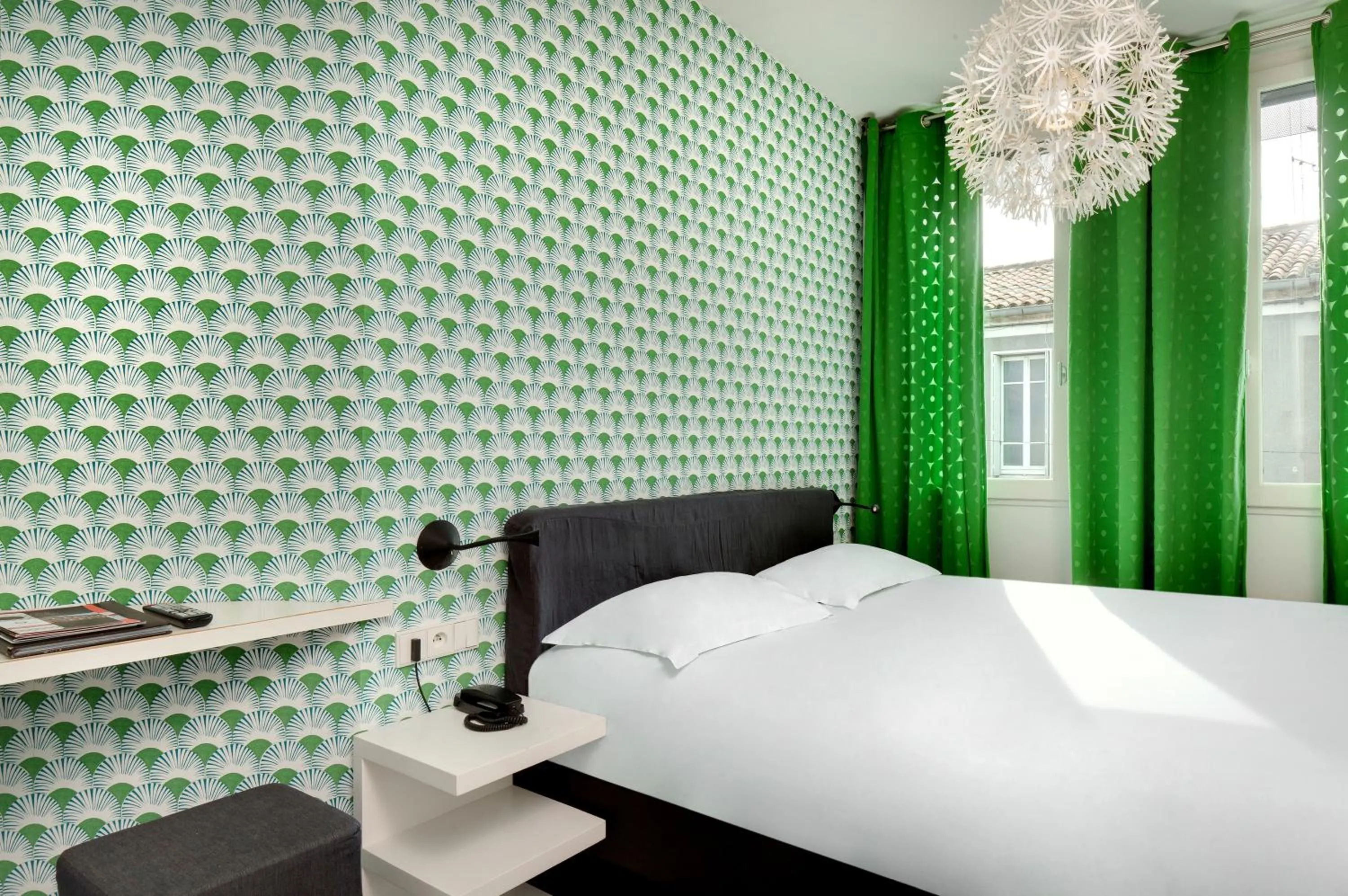 Photo of the whole room, Bed in Hôtel De L'octroi