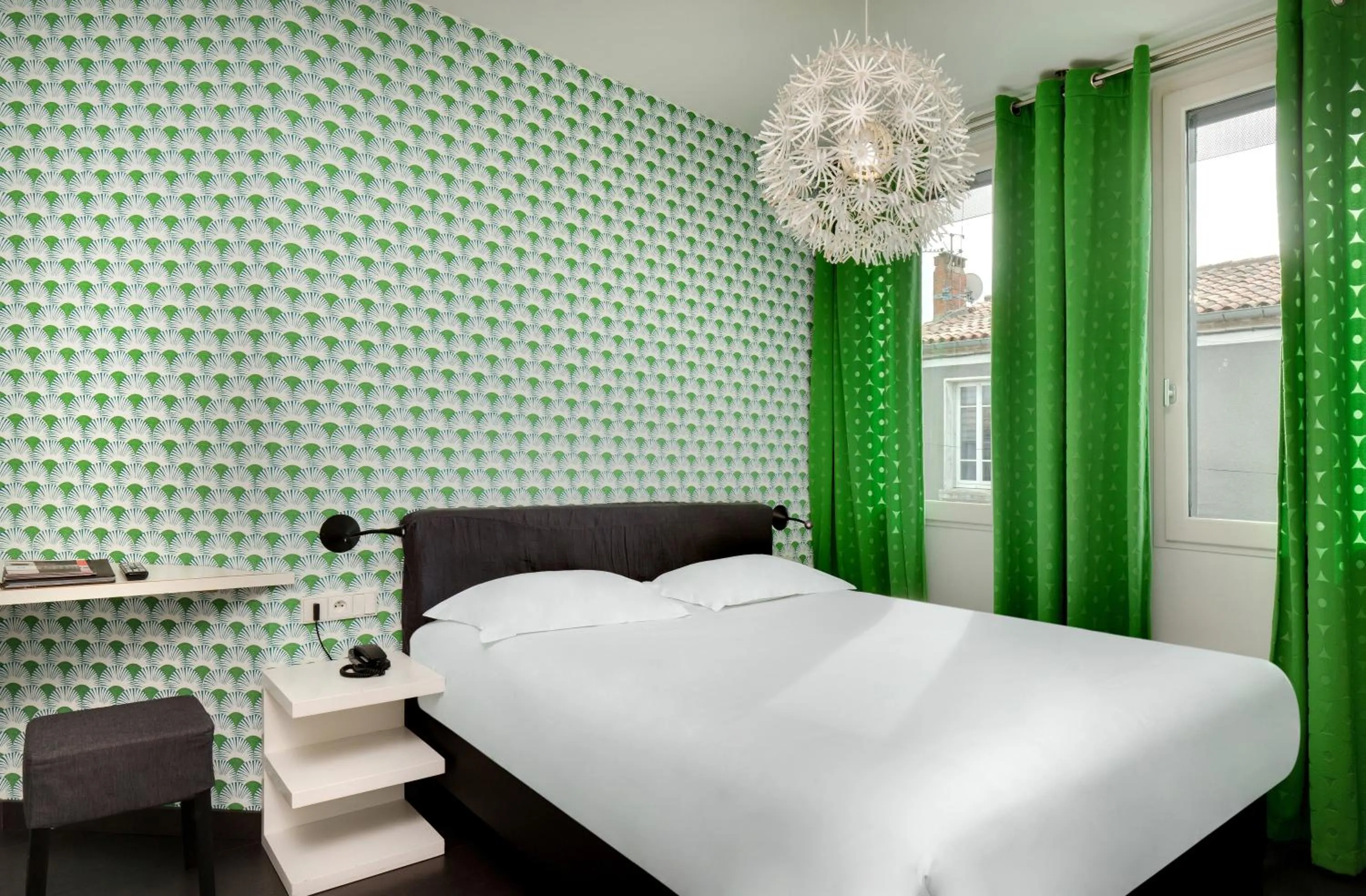 Photo of the whole room, Bed in Hôtel De L'octroi