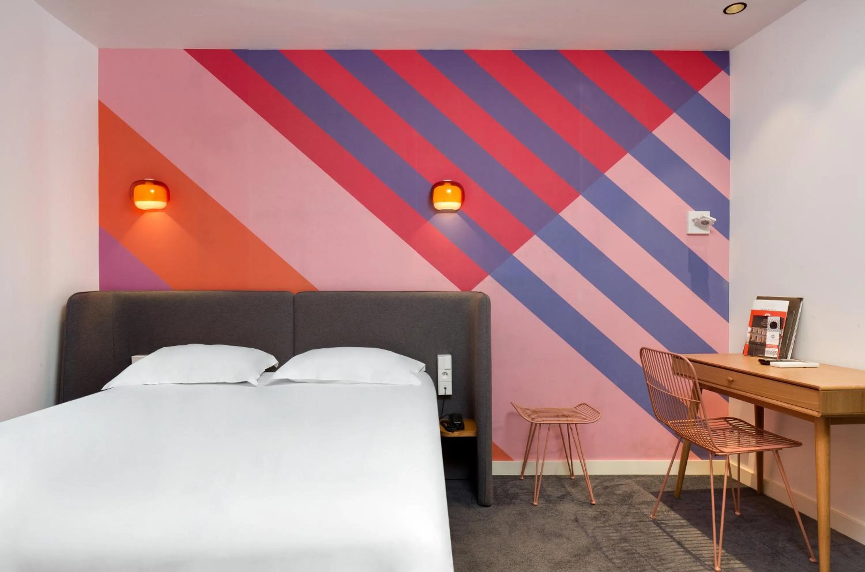 Photo of the whole room, Bed in Hôtel De L'octroi