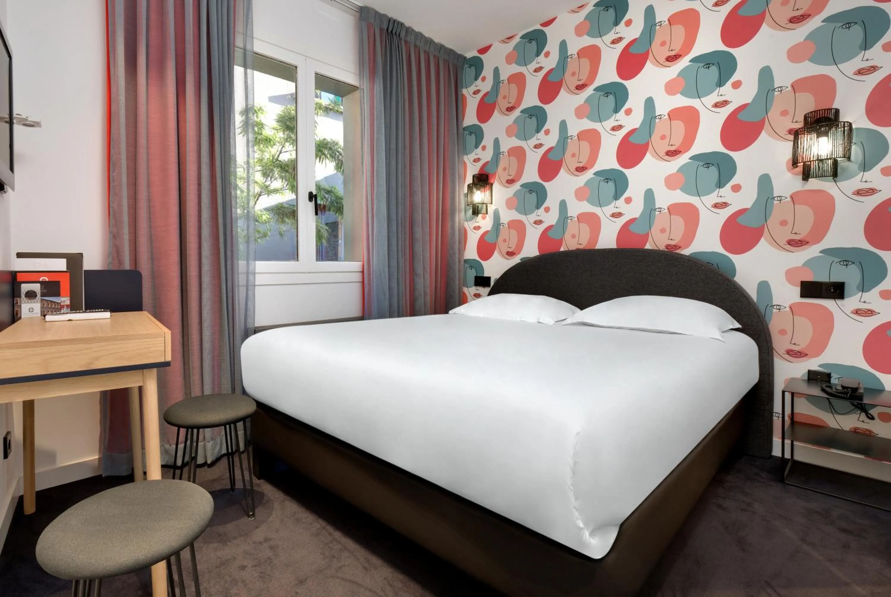 Photo of the whole room, Bed in Hôtel De L'octroi