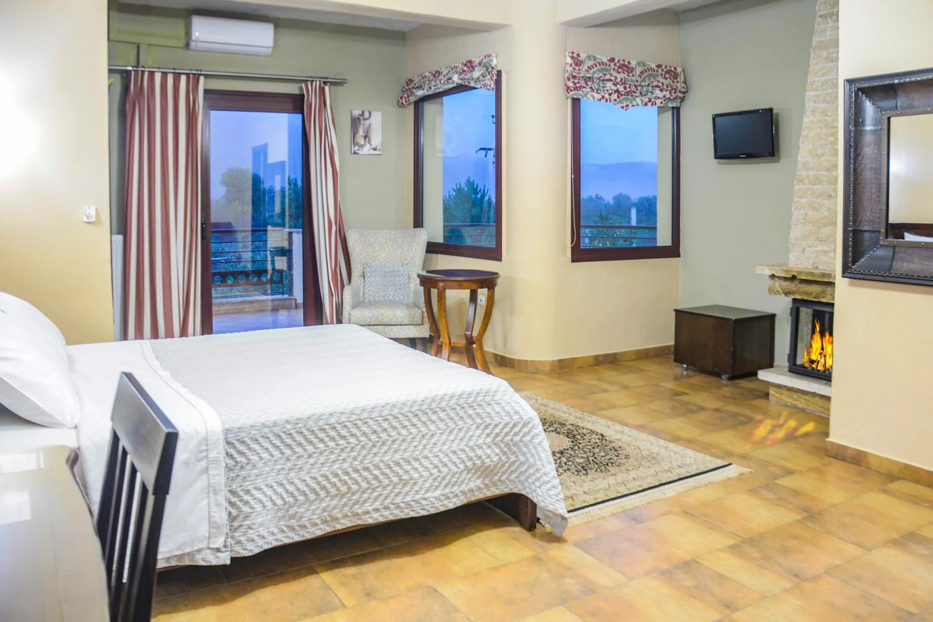 Balcony/Terrace, Bed in Gea Kaimaktsalan Hotel & Spa