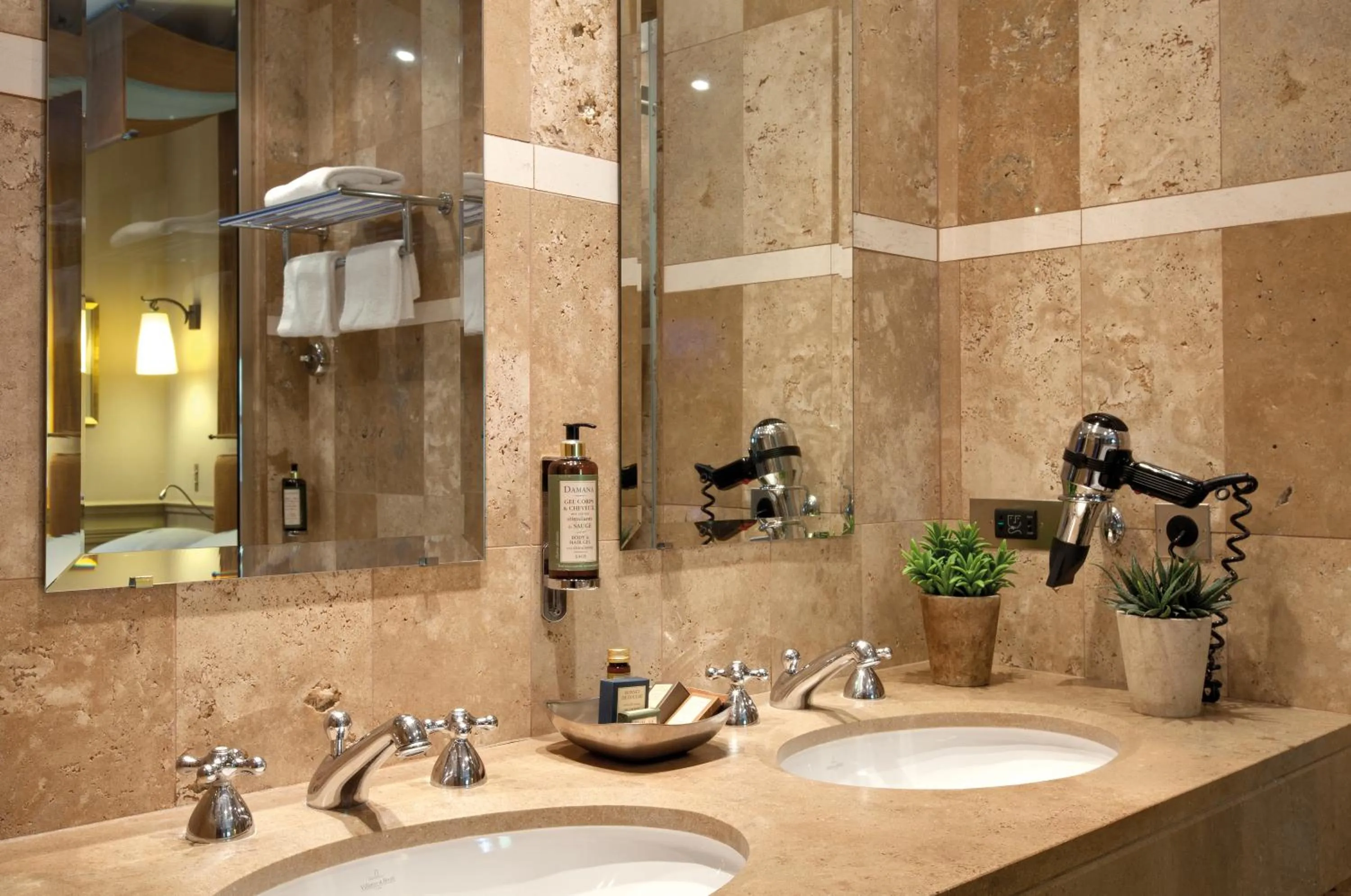 Bathroom in Hôtel du Château & Spa - Teritoria