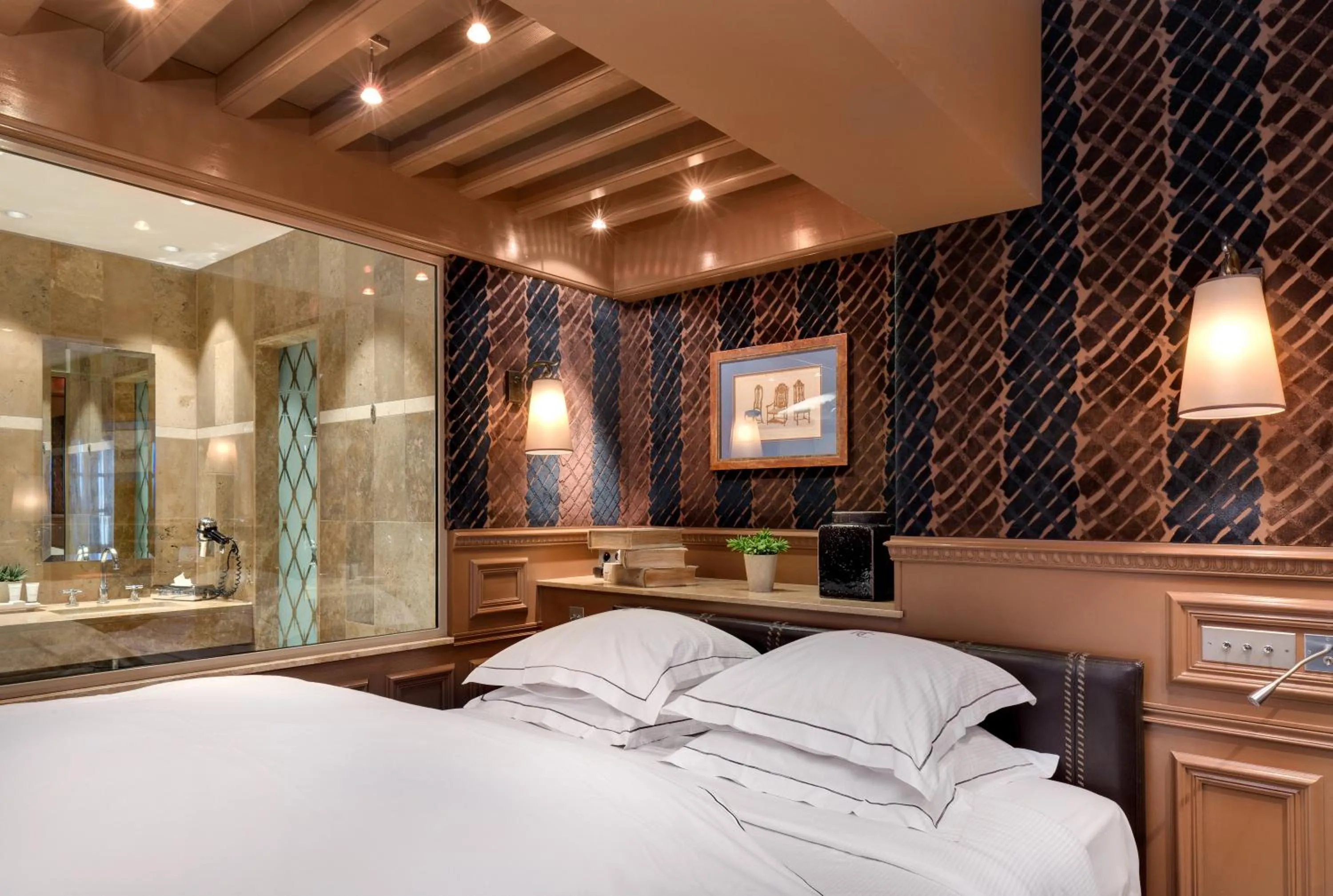 Bathroom, Bed in Hôtel du Château & Spa - Teritoria