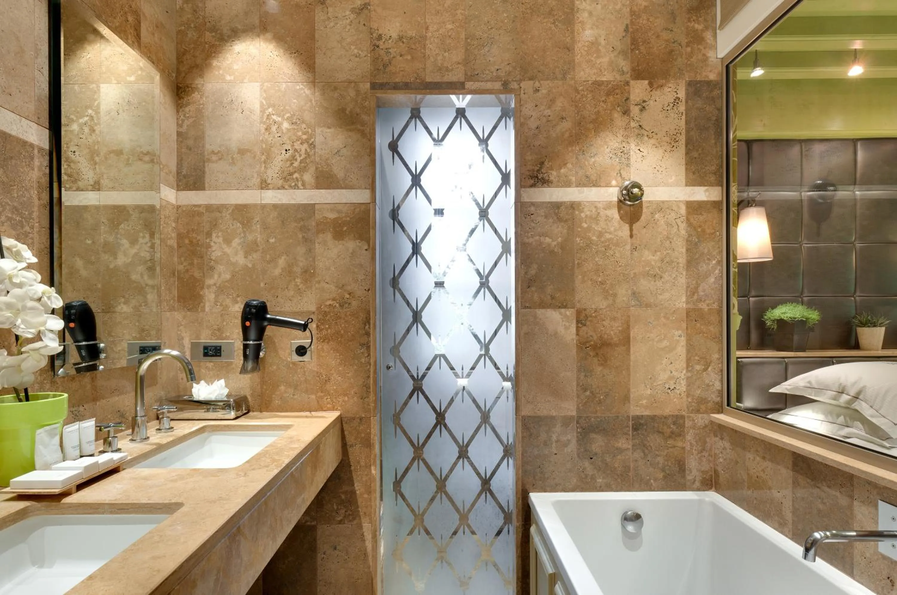 Shower in Hôtel du Château & Spa - Teritoria