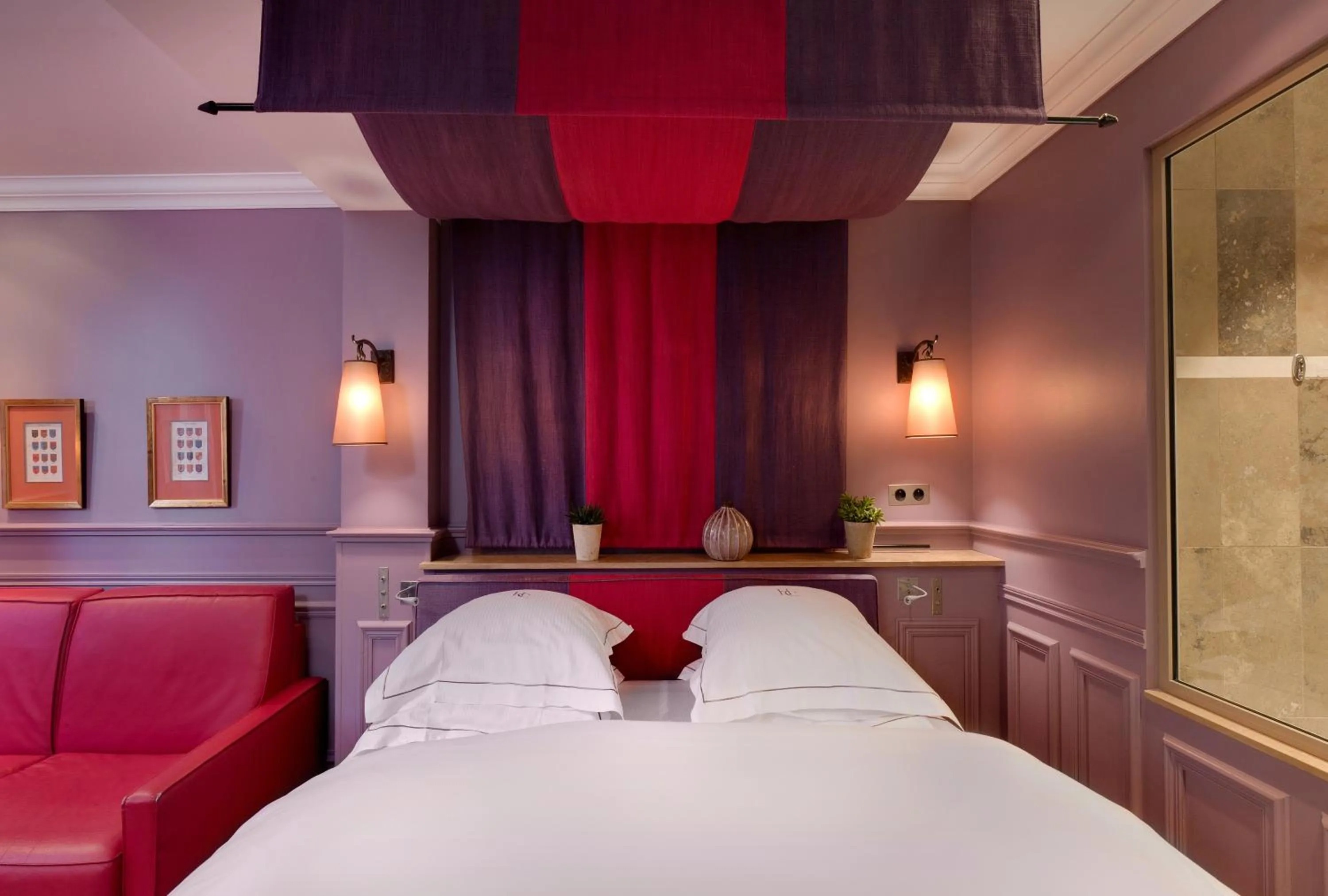 Seating area, Bed in Hôtel du Château & Spa - Teritoria