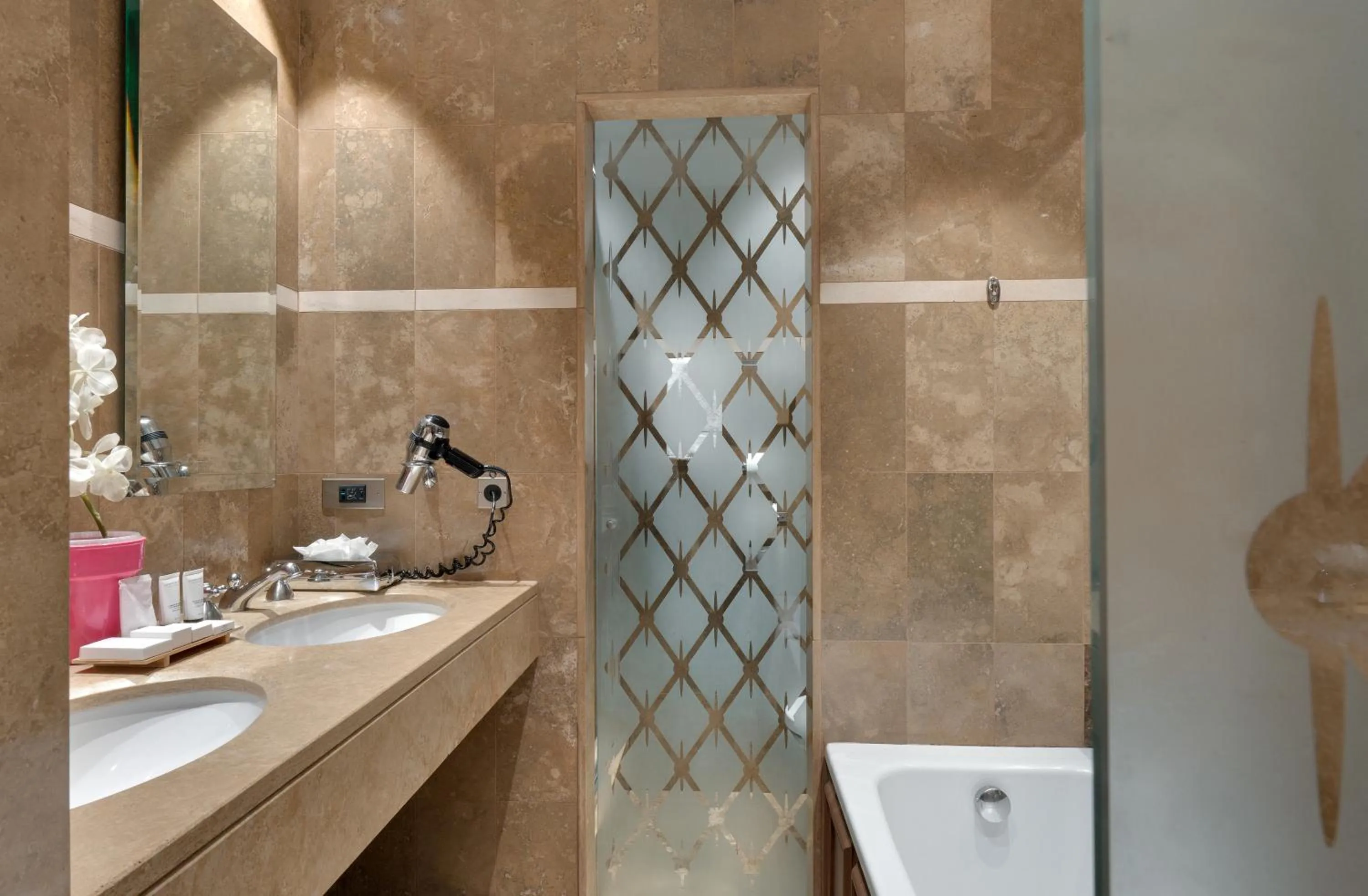 Bathroom in Hôtel du Château & Spa - Teritoria