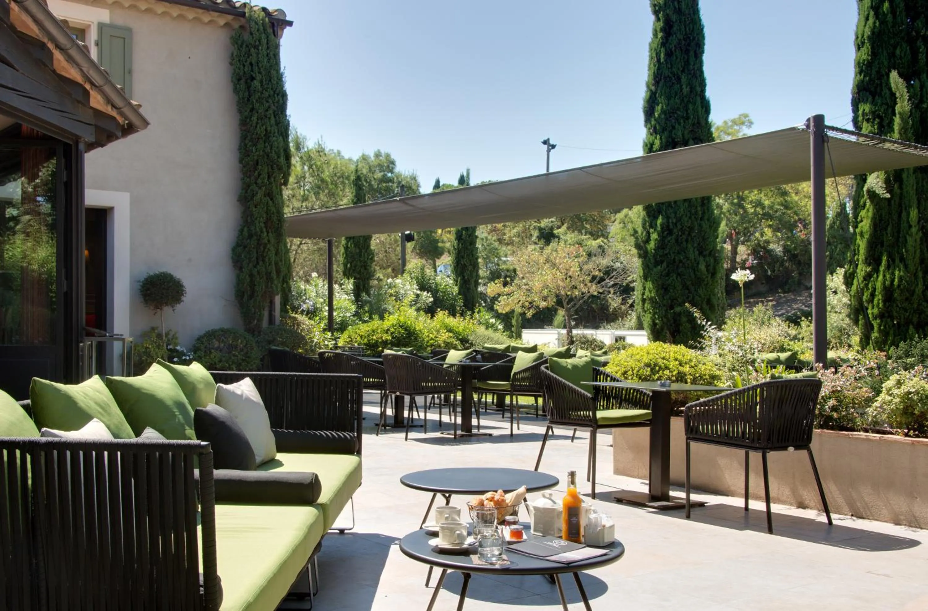 Patio in Hôtel du Château & Spa - Teritoria