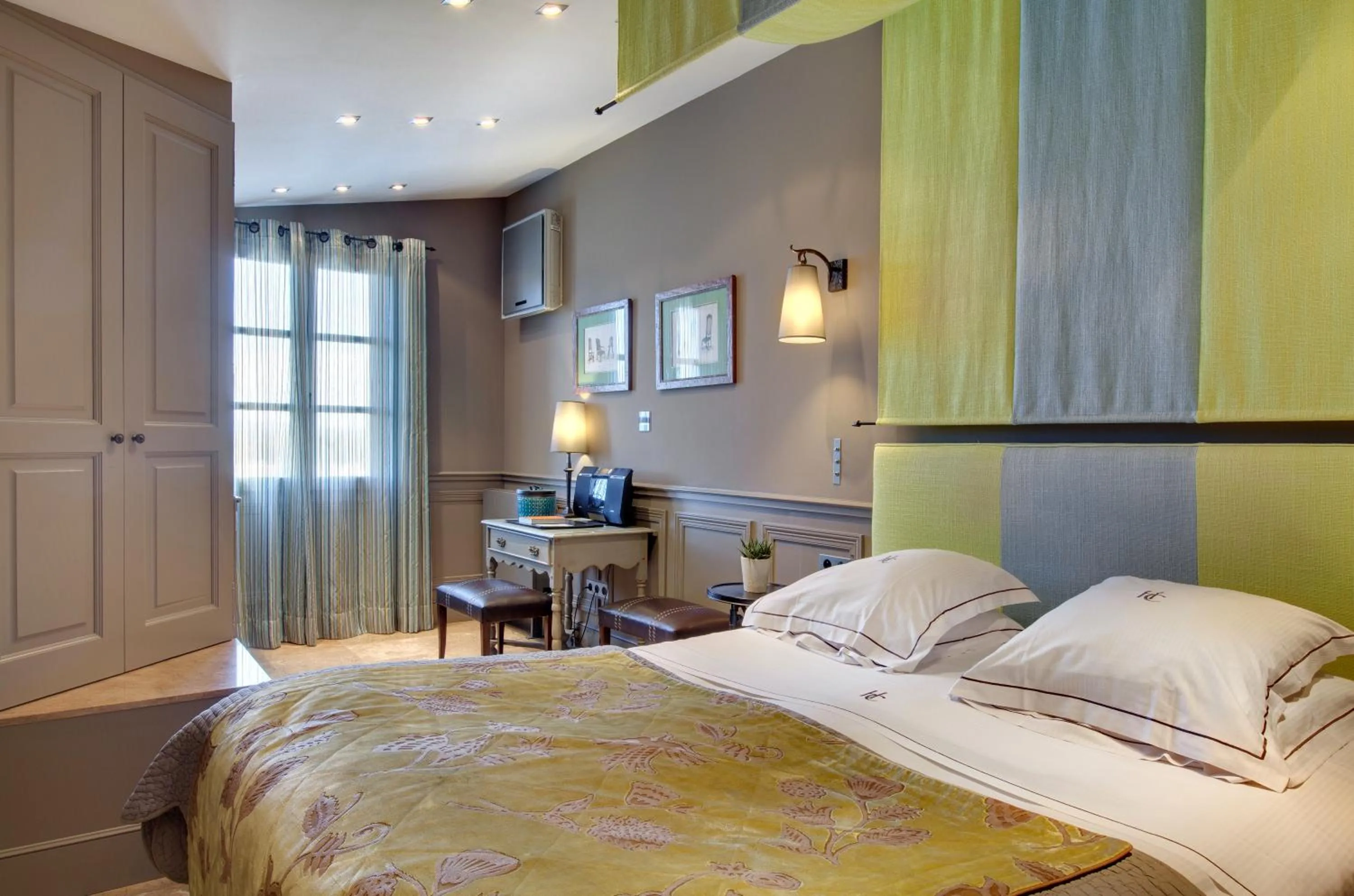 View (from property/room), Bed in Hôtel du Château & Spa - Teritoria