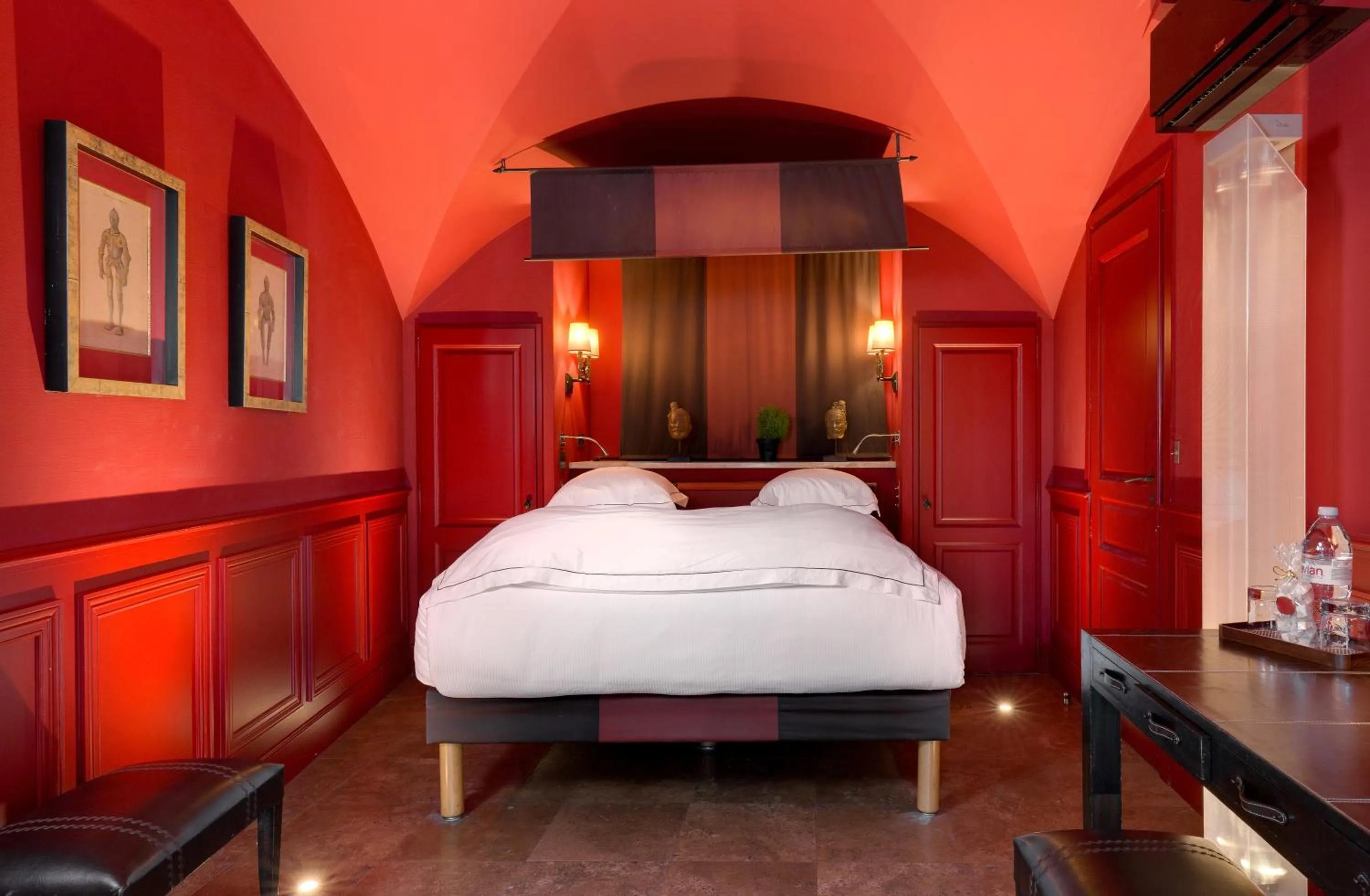 Balcony/Terrace, Bed in Hôtel du Château & Spa - Teritoria