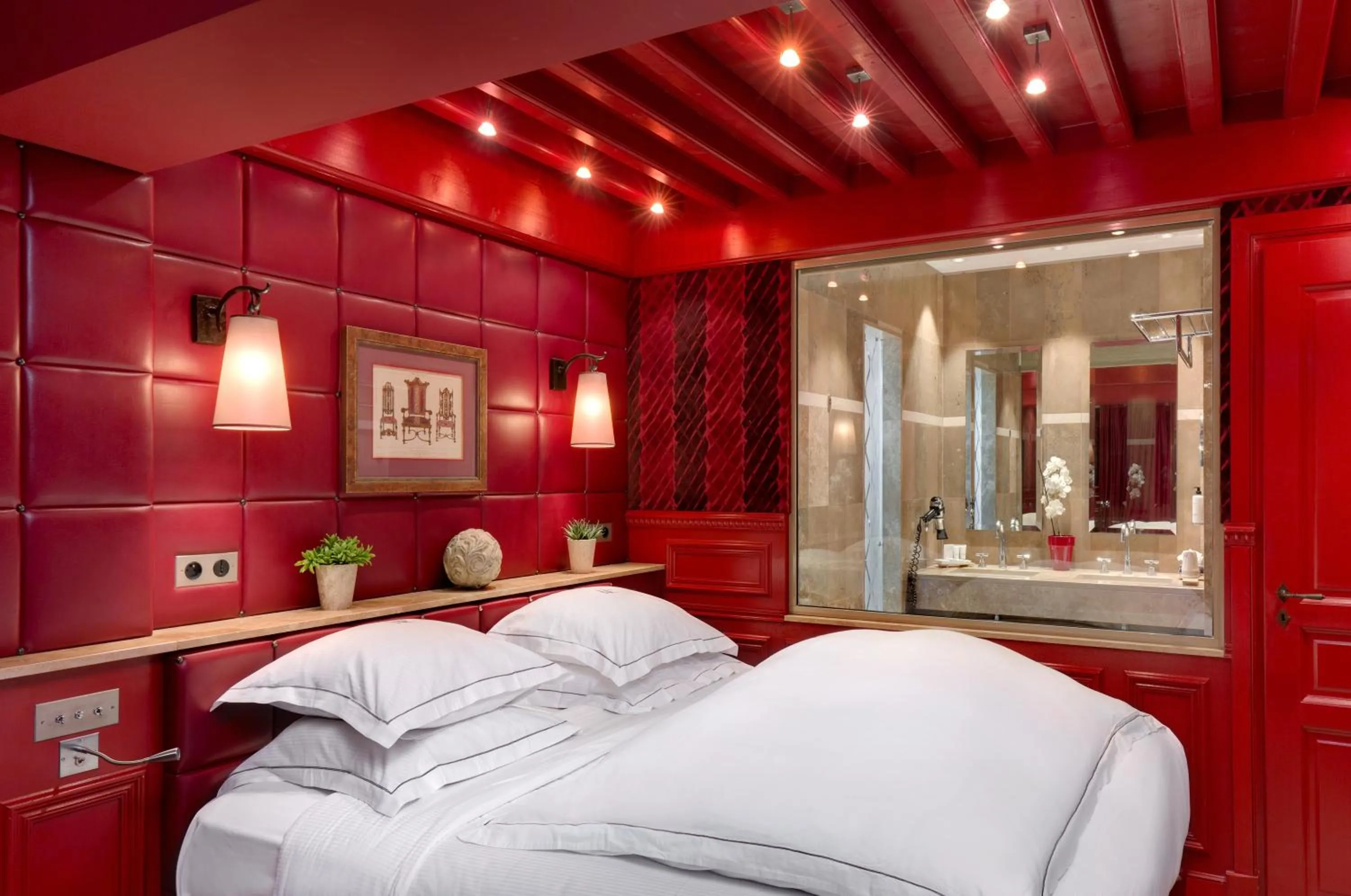 Bathroom, Bed in Hôtel du Château & Spa - Teritoria