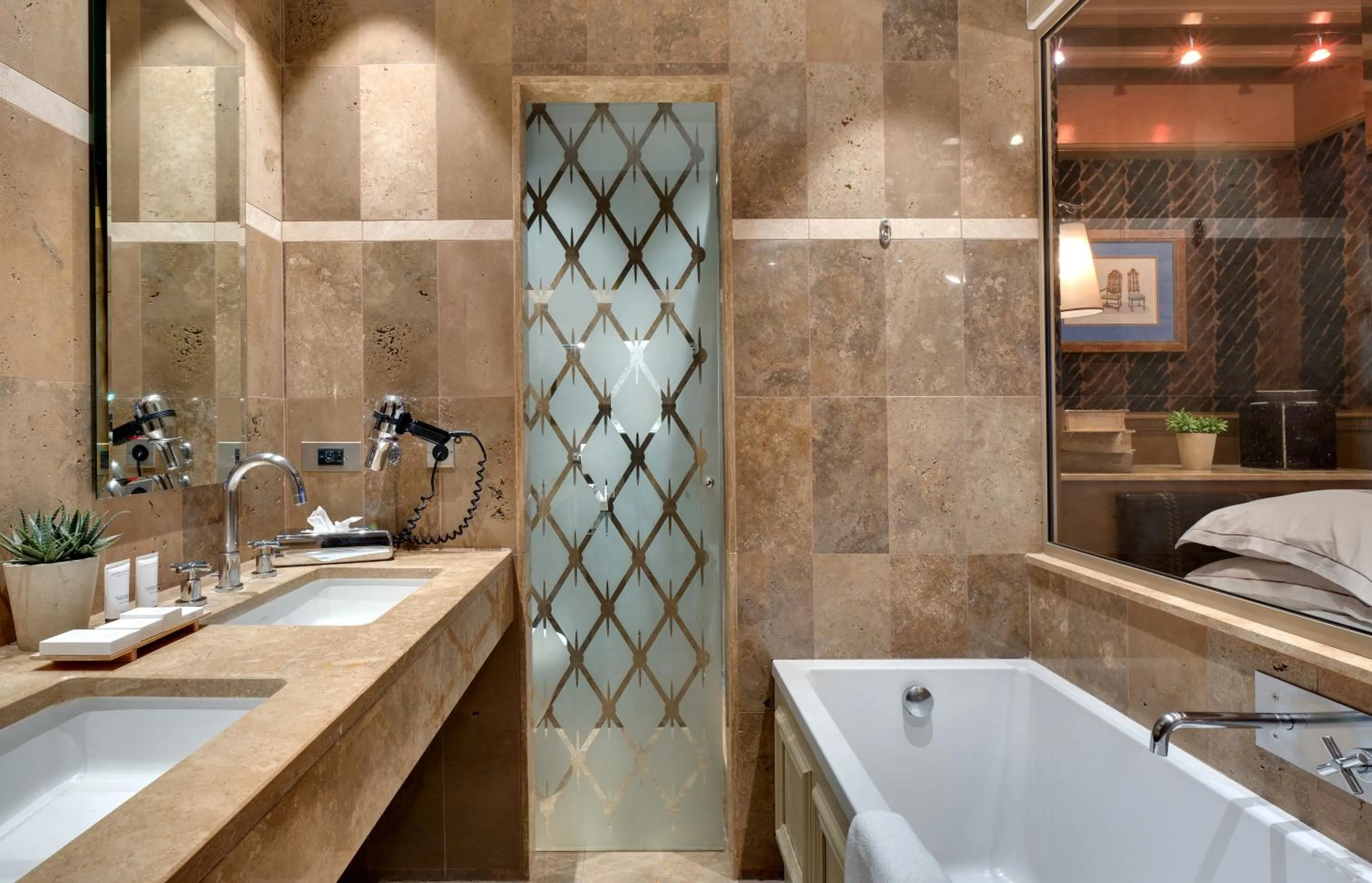 Bathroom in Hôtel du Château & Spa - Teritoria