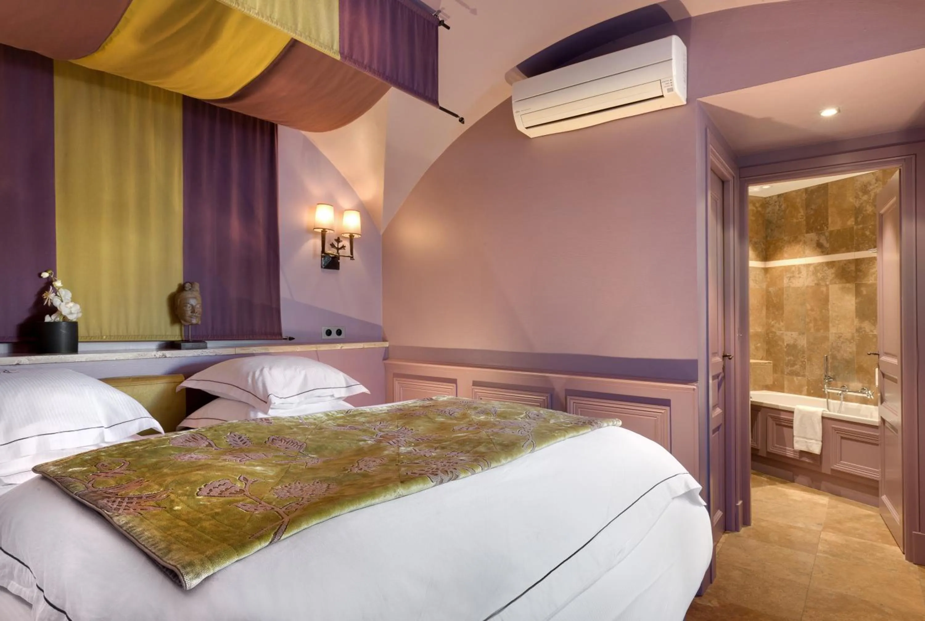 Bathroom, Bed in Hôtel du Château & Spa - Teritoria