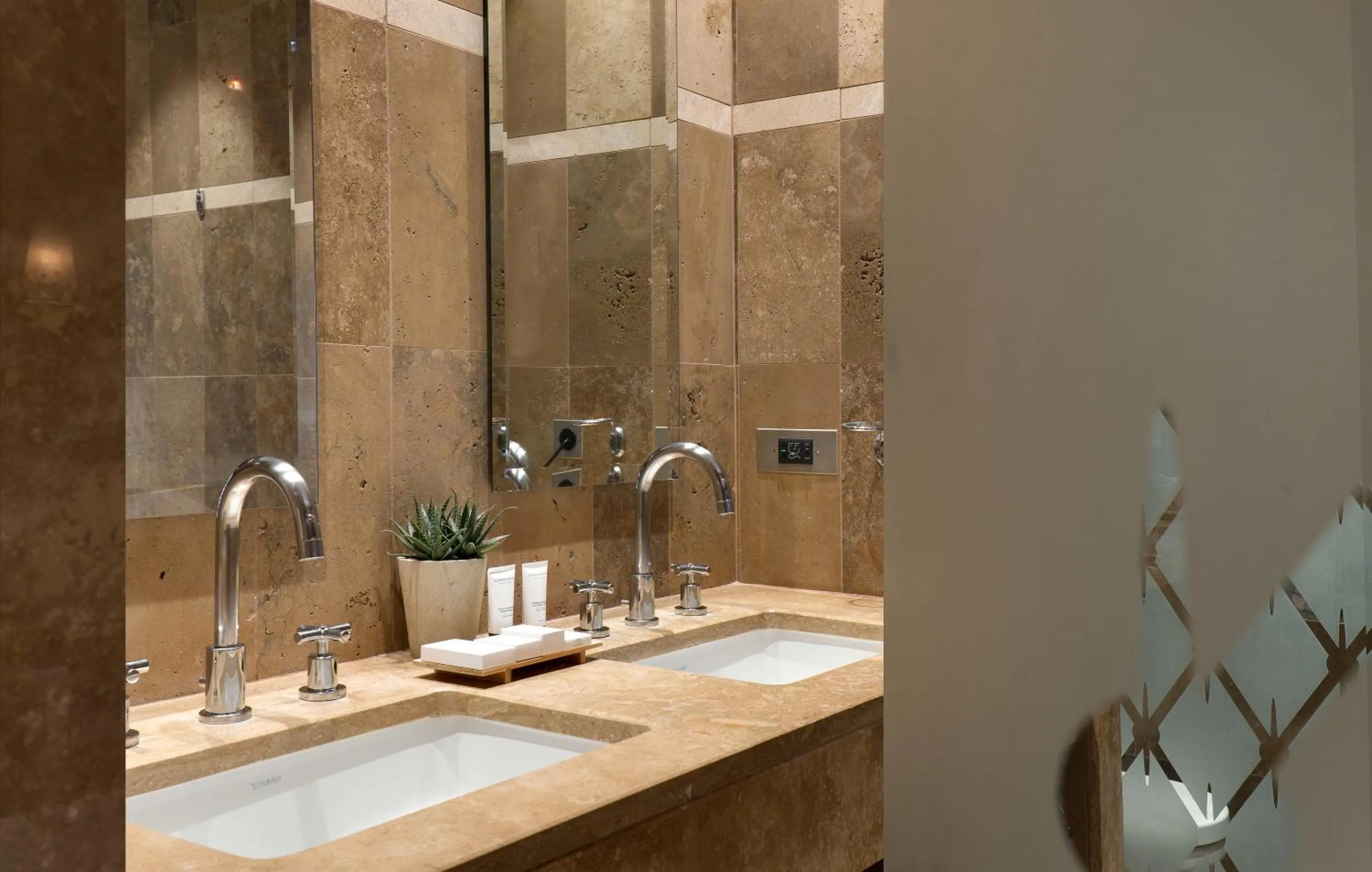 Bathroom in Hôtel du Château & Spa - Teritoria