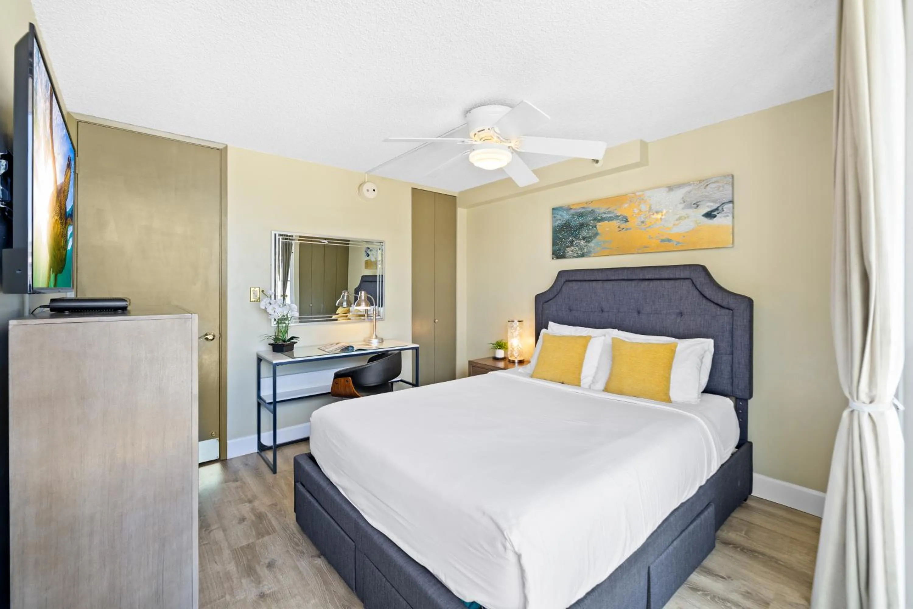 Bed in Pacific Monarch - 1 BR - Ocean and City Views!