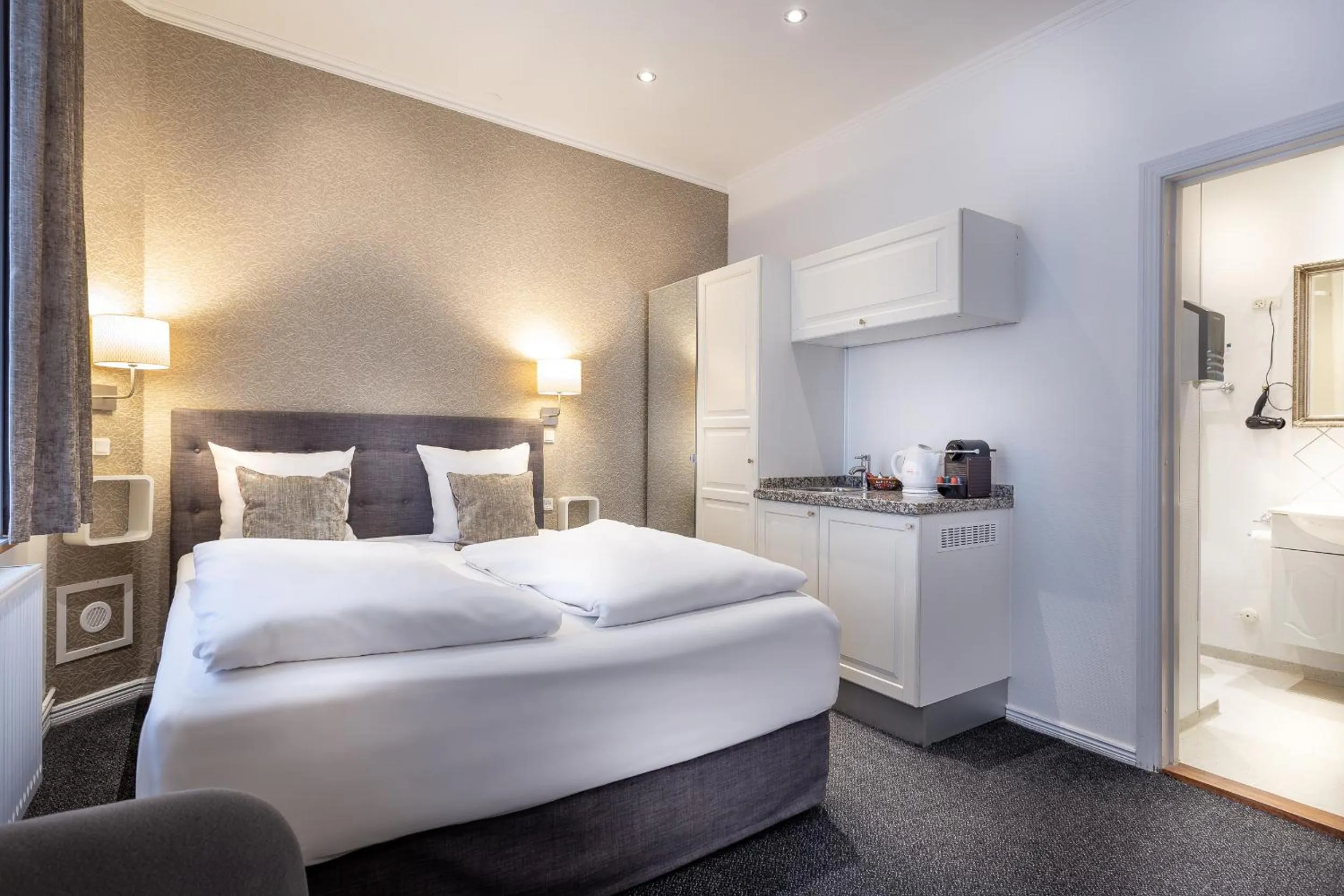 Bathroom, Bed in Hotel Tiffany