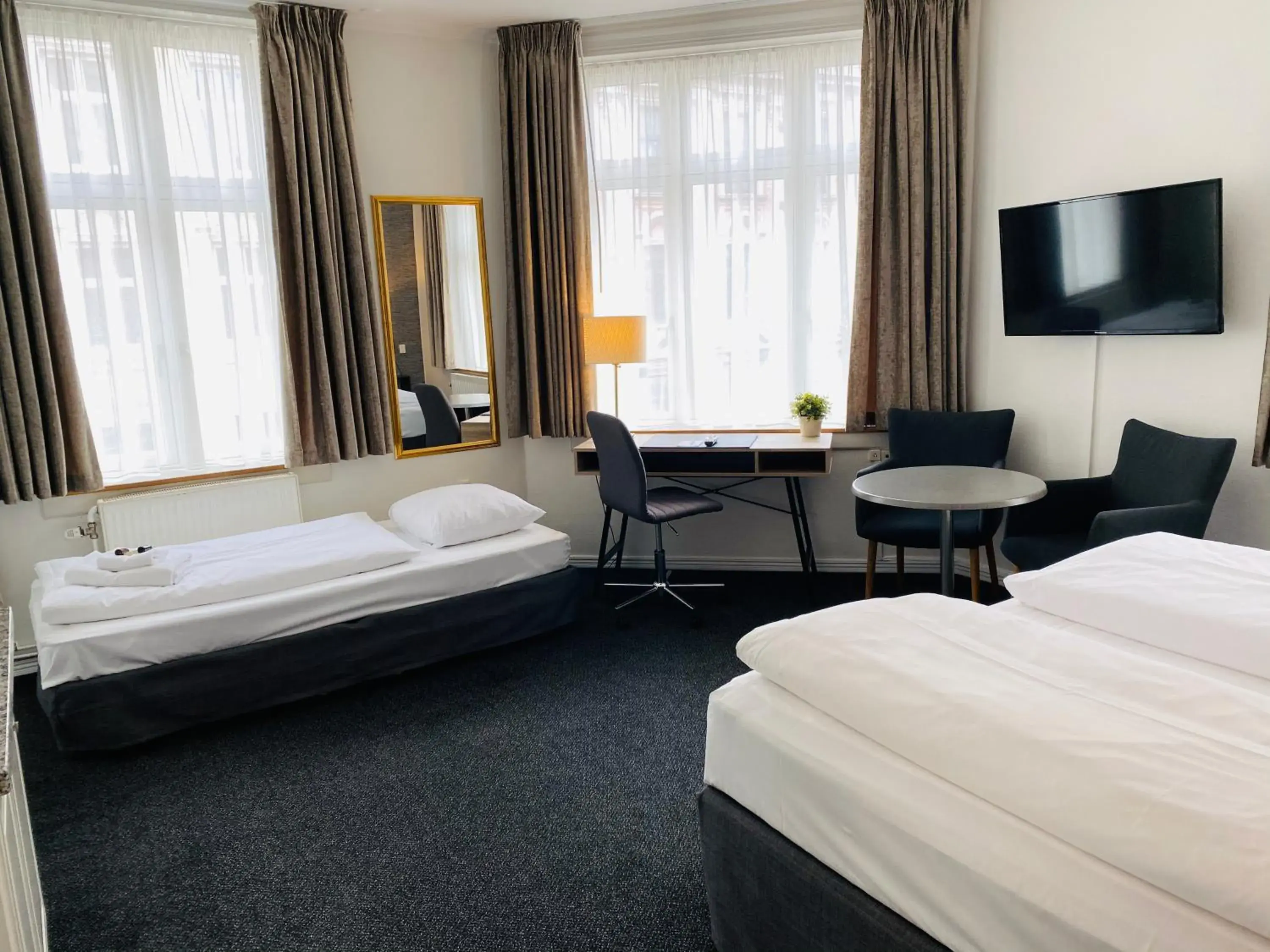 Family Room (2 Adults + 1 Child) in Hotel Tiffany Family Room (2 Adults + 1 Child) in Hotel Tiffany